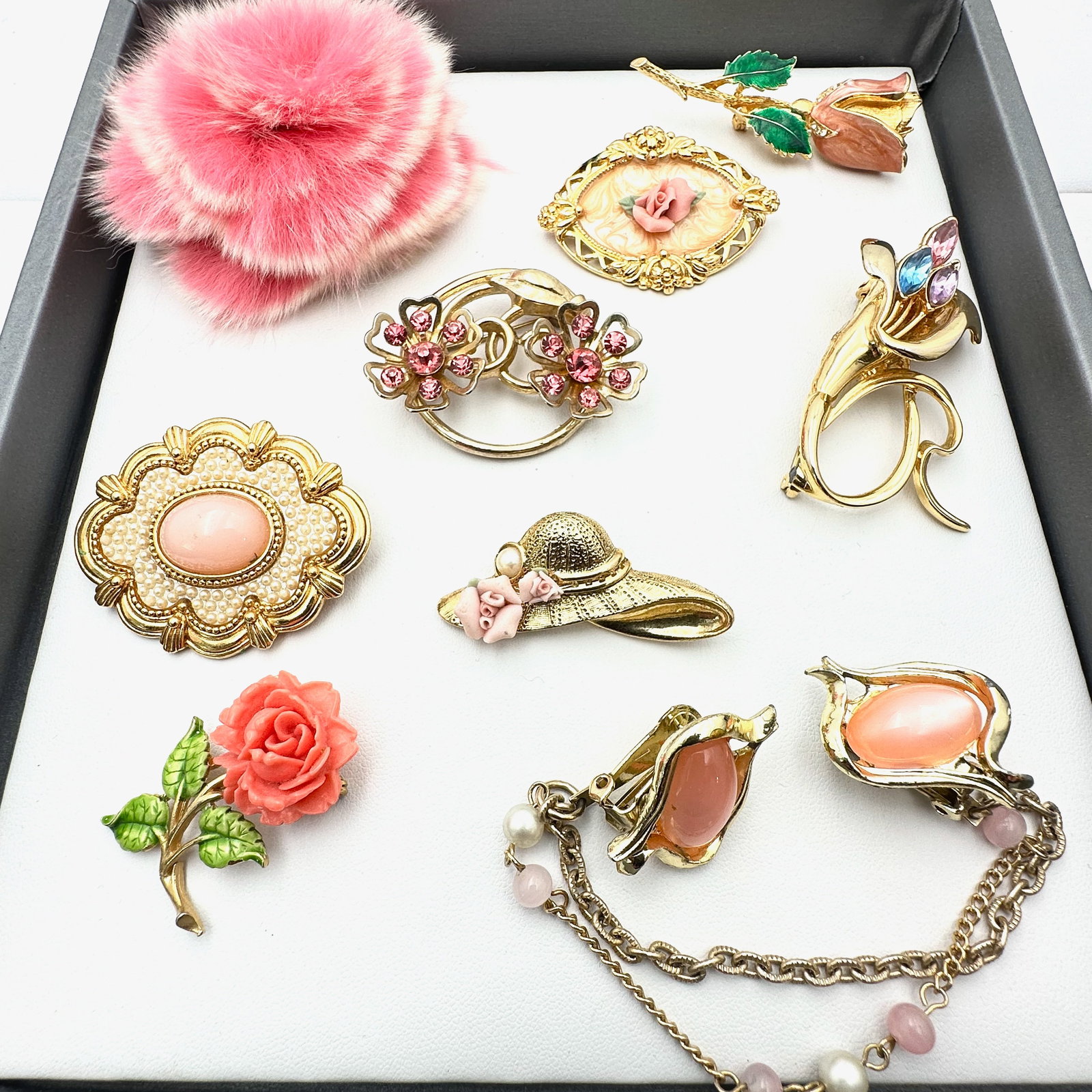 Vintage Jewelry Group Pink Rhinestones Brooches 1928 Sweater Clips Gold Tone: Vintage Jewelry Group Pink Rhinestones Brooches 1928 Sweater Clips Gold Tone