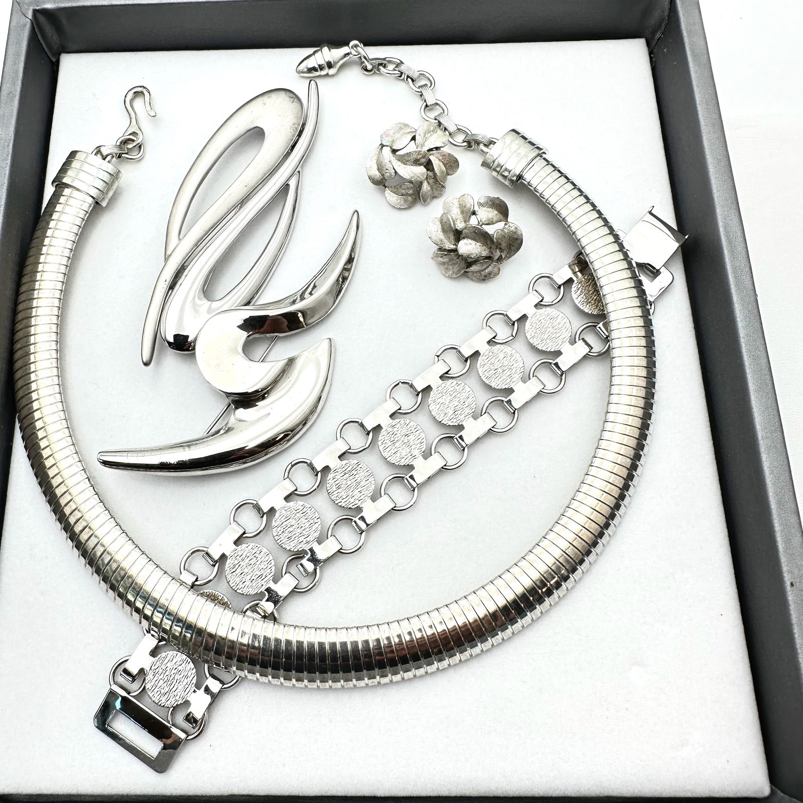 Vintage Jewelry Group Silver Tone Statement Necklace Brooches Bracelet Clip Earrings (1 of 2)