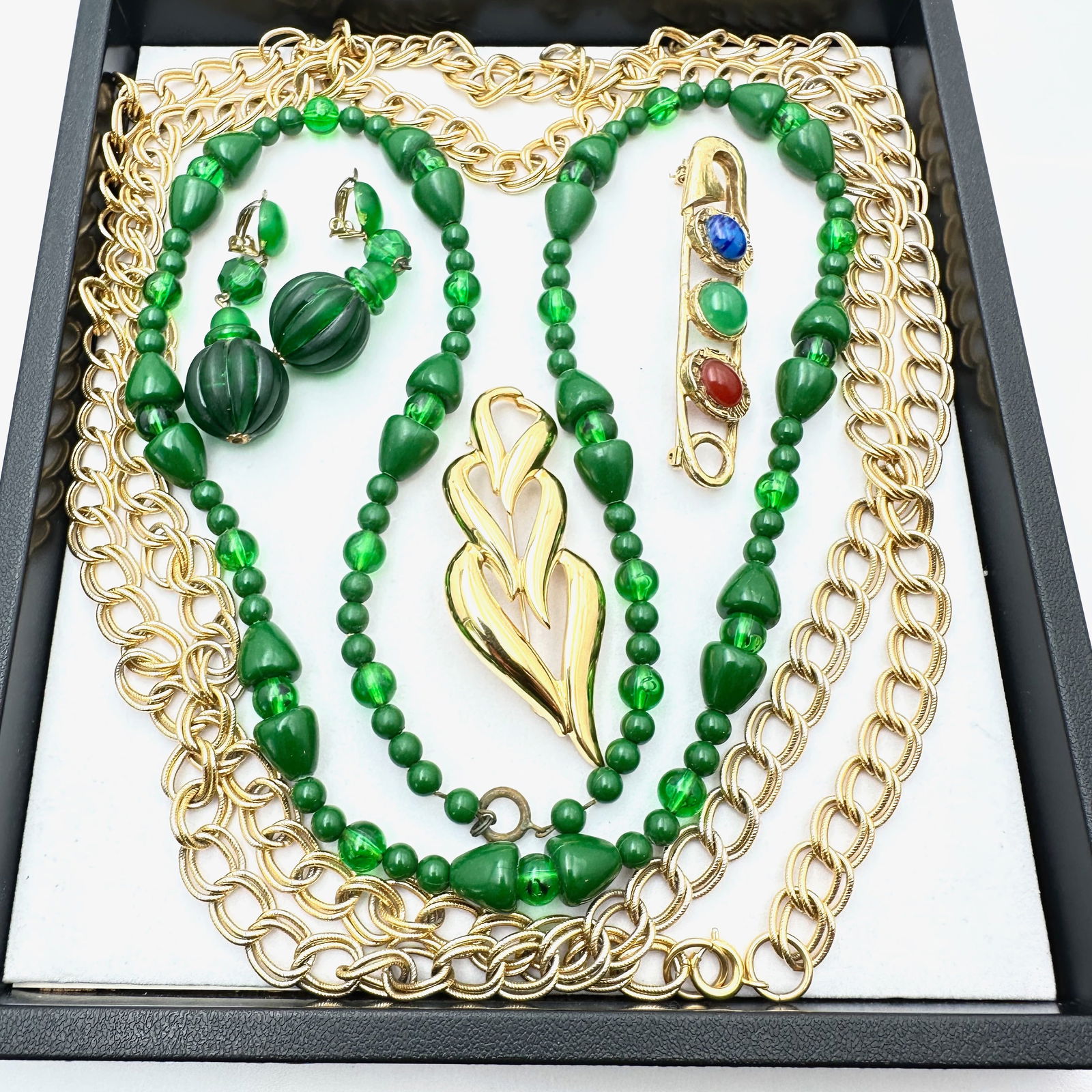 Vintage Jewelry Group Green Lucite Bead Necklace Clip Earrings Mogul Brooch Gold Tone: Vintage Jewelry Group Green Lucite Bead Necklace Clip Earrings Mogul Brooch Gold Tone
