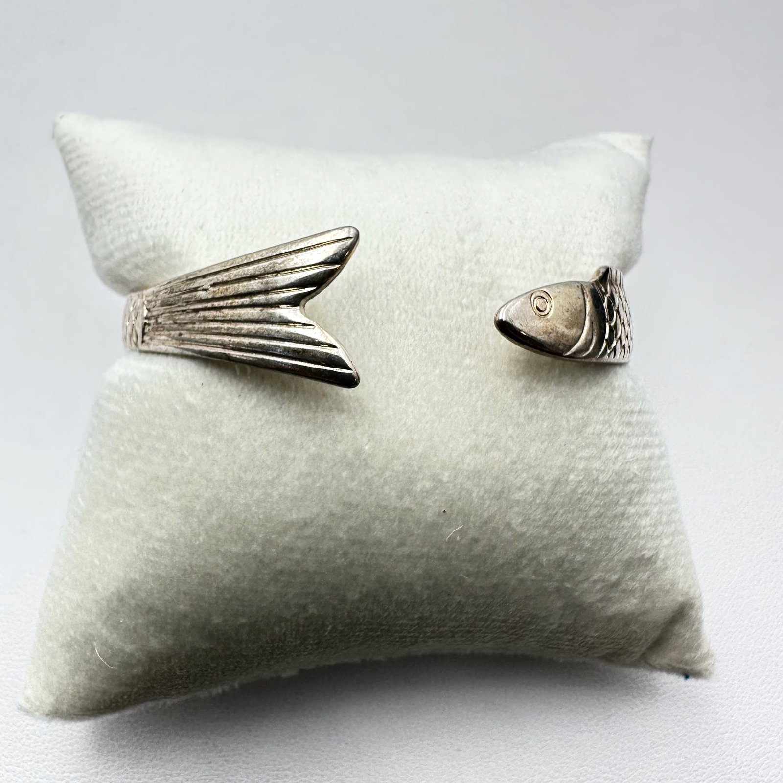Vintage Sterling Silver Fish Design Cuff Bracelet 7 Inch Adjustable Size Weight 20 Grams: Vintage Sterling Silver Fish Design Cuff Bracelet 7 Inch Adjustable Size Weight 20 Grams
