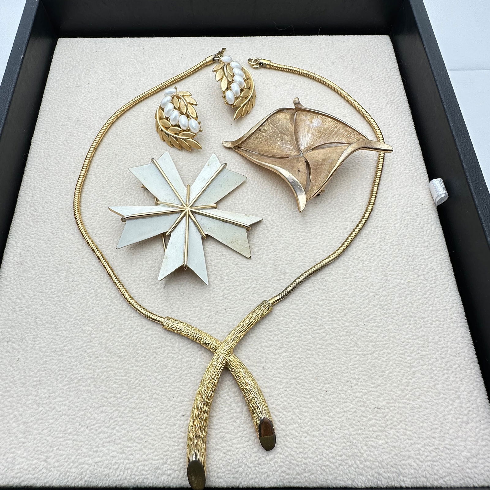 Vintage Jewelry Group Trifari Pearl Clip Earrings Enamel Brooch Statement Necklace Gold Tone (1 of 2)