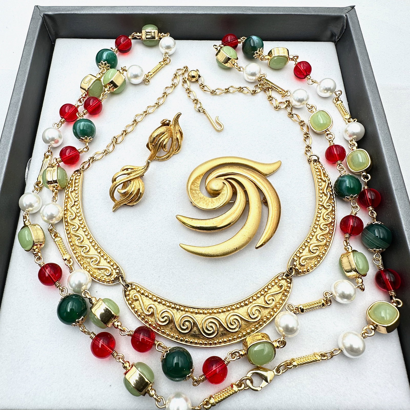 Jewelry Group Glass Bead Necklace Clip Earrings Matte Gold Tone Necklace: Jewelry Group Glass Bead Necklace Clip Earrings Matte Gold Tone Necklace