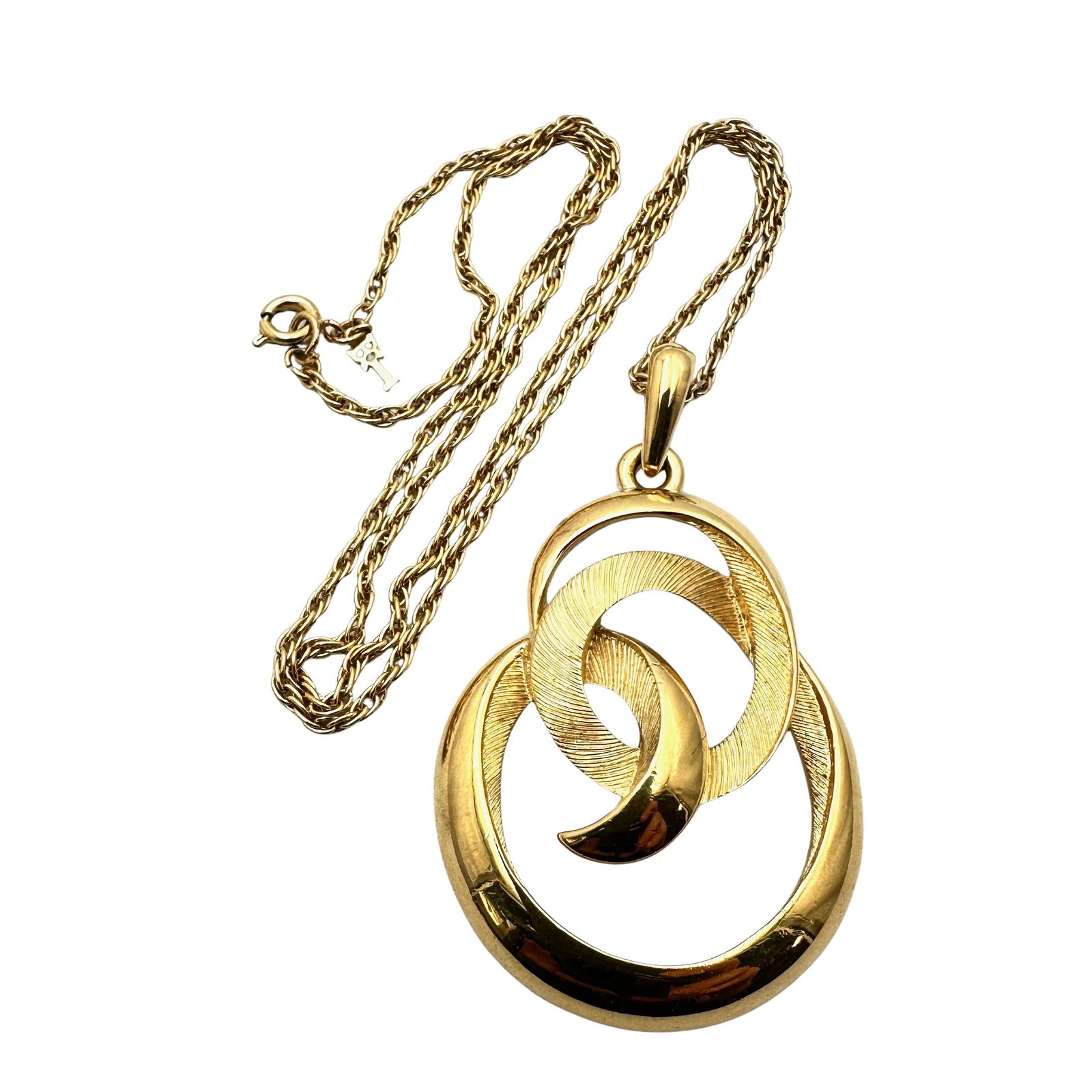 Vintage Trifari Gold Tone 2.5 Inch Pendant Necklace 22 Inch Chain: Vintage Trifari Gold Tone 2.5 Inch Pendant Necklace 22 Inch Chain