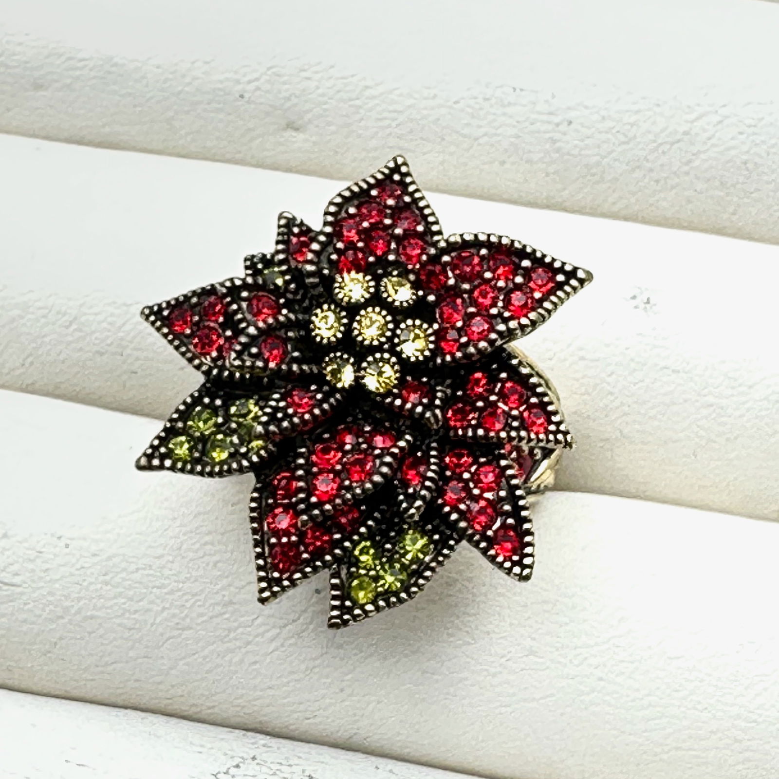 Heidi Daus Red Poinsettia Design Crystal Ring Size 8 Unworn Condition Antiqued Gold Tone (1 of 2)