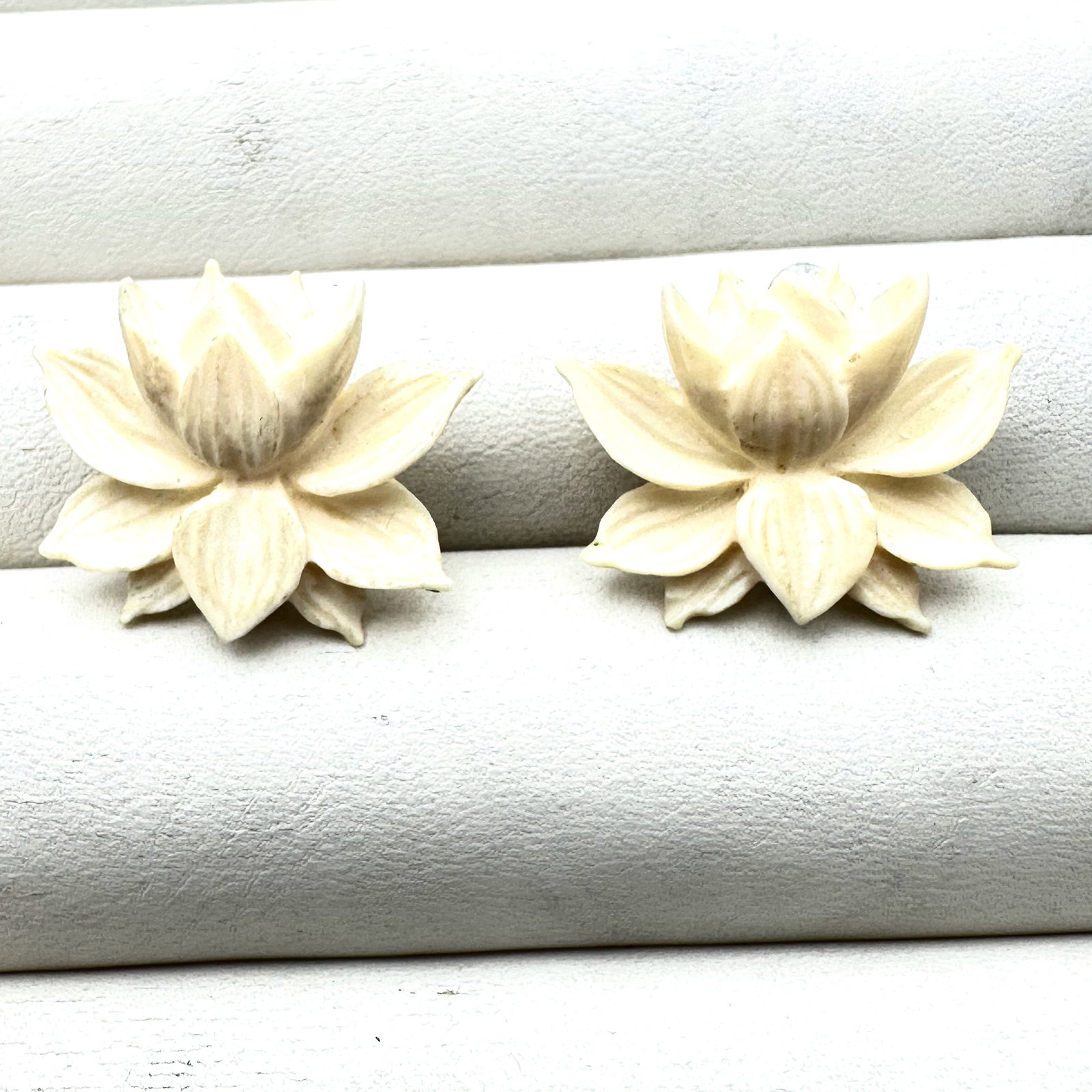 Vintage Mings Honolulu Hawaii Carved Off White Flower Earrings Clip 1 Inch Across Flower: Vintage Mings Honolulu Hawaii Carved Off White Flower Earrings Clip 1 Inch Across Flower