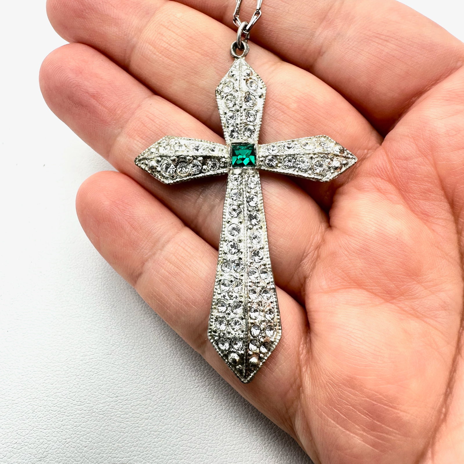 Vintage Older Green And Clear Rhinestone Silver Pot Metal Cross Pendant Necklace: Vintage Older Green And Clear Rhinestone Silver Pot Metal Cross Pendant Necklace