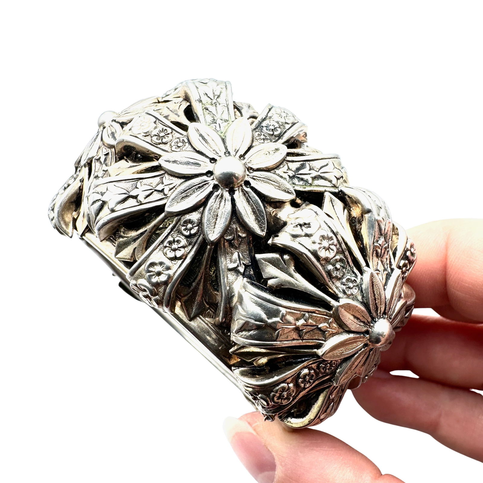 Vintage Antiqued Gold Tone Repousse Hinged Bangle 1.5 Inch Bracelet 7 Inch (1 of 2)