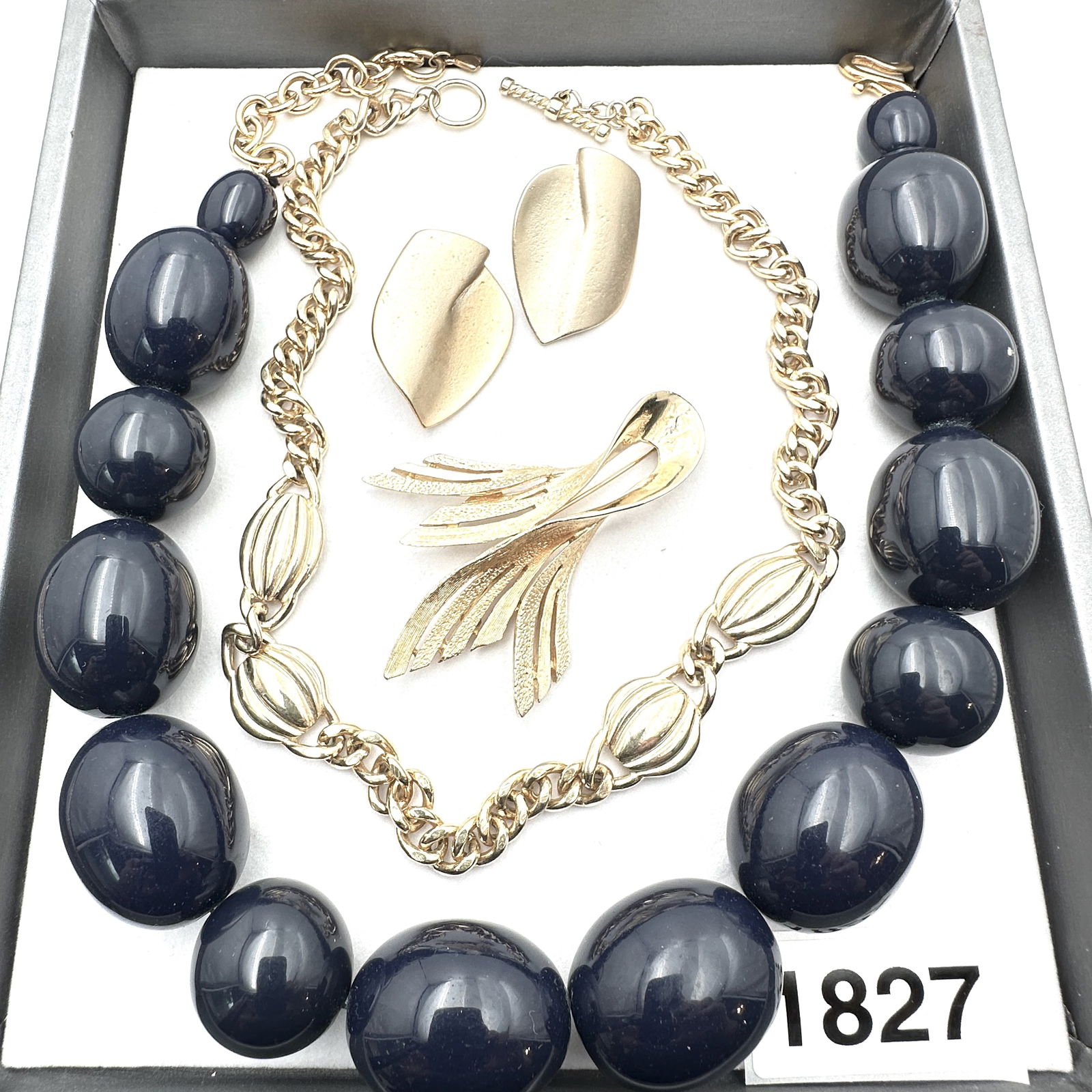 Vintage Jewelry Group Lot Large Navy Blue Bead Gold Tone Liz Claiborne Necklace Choker Brooch Clip: Vintage Jewelry Group Lot Large Navy Blue Bead Gold Tone Liz Claiborne Necklace Choker Brooch Clip Earrings