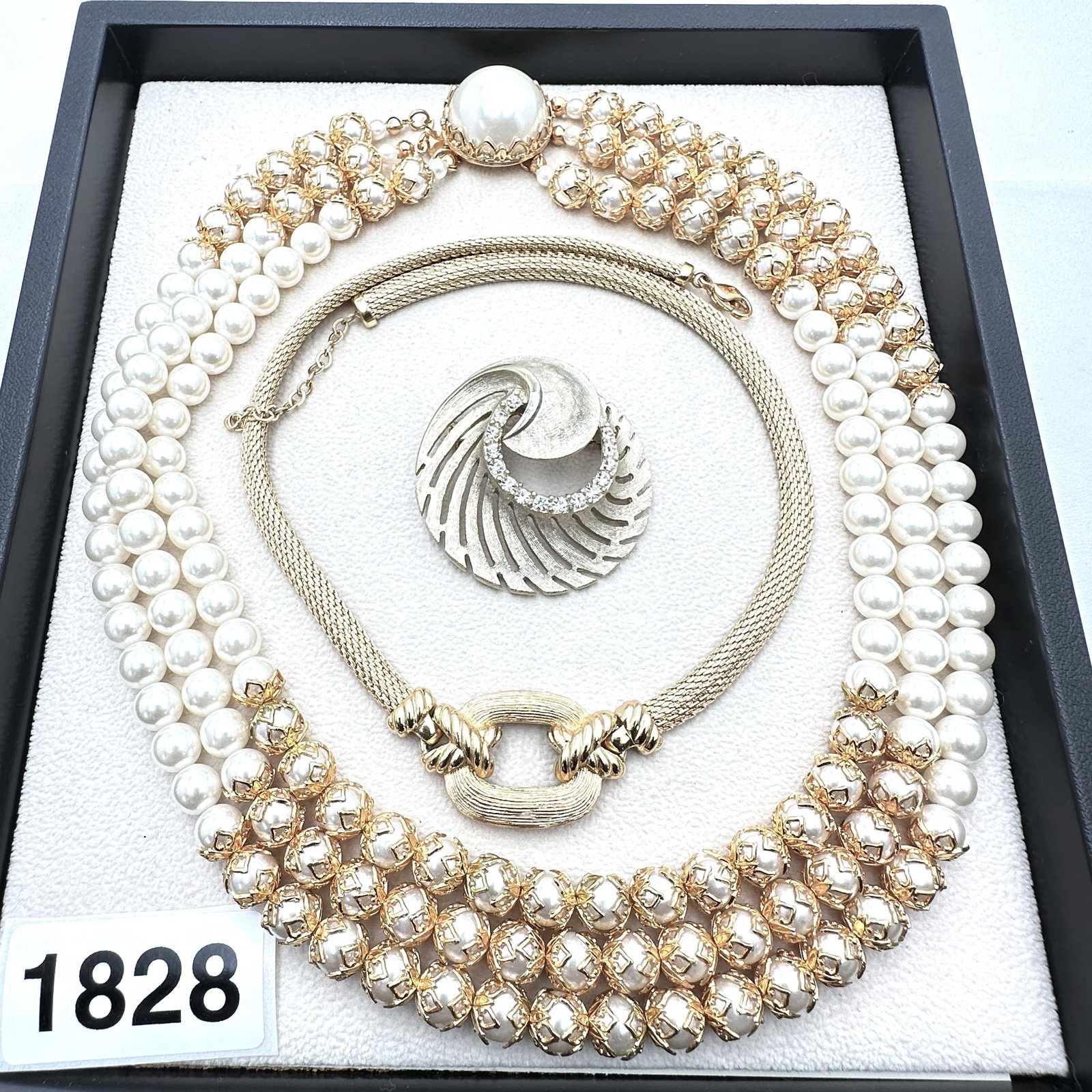 Vintage Jewelry Group Lot Faux Pearl Gold Tone Necklaces and Brooch: Vintage Jewelry Group Lot Faux Pearl Gold Tone Necklaces and Brooch
