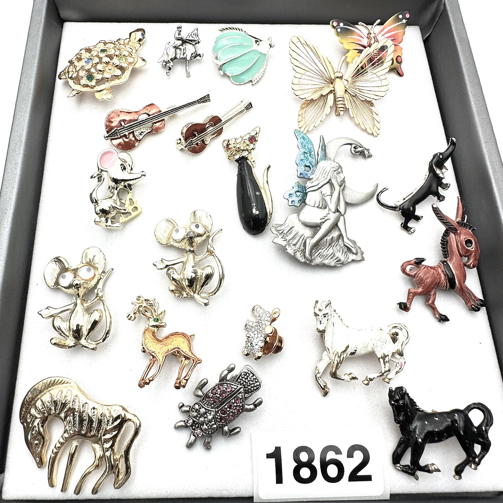 Vintage Jewelry Group Lot Figural Brooches Pins Butterfly Turtle Bug Horse Dog Fairy Mouse (1 of 2)