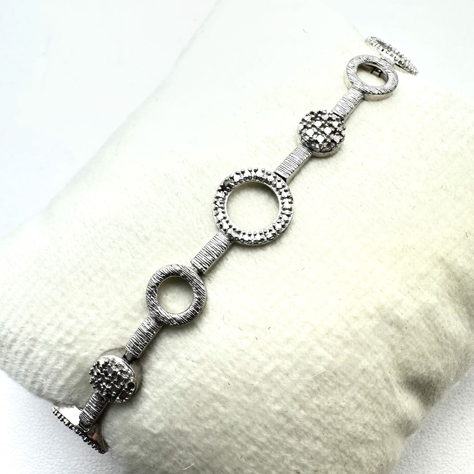 Diamond Sterling Silver Bracelet Circle Design 7.5 Inch 9.1 Grams: Diamond Sterling Silver Bracelet Circle Design 7.5 Inch 9.1 Grams