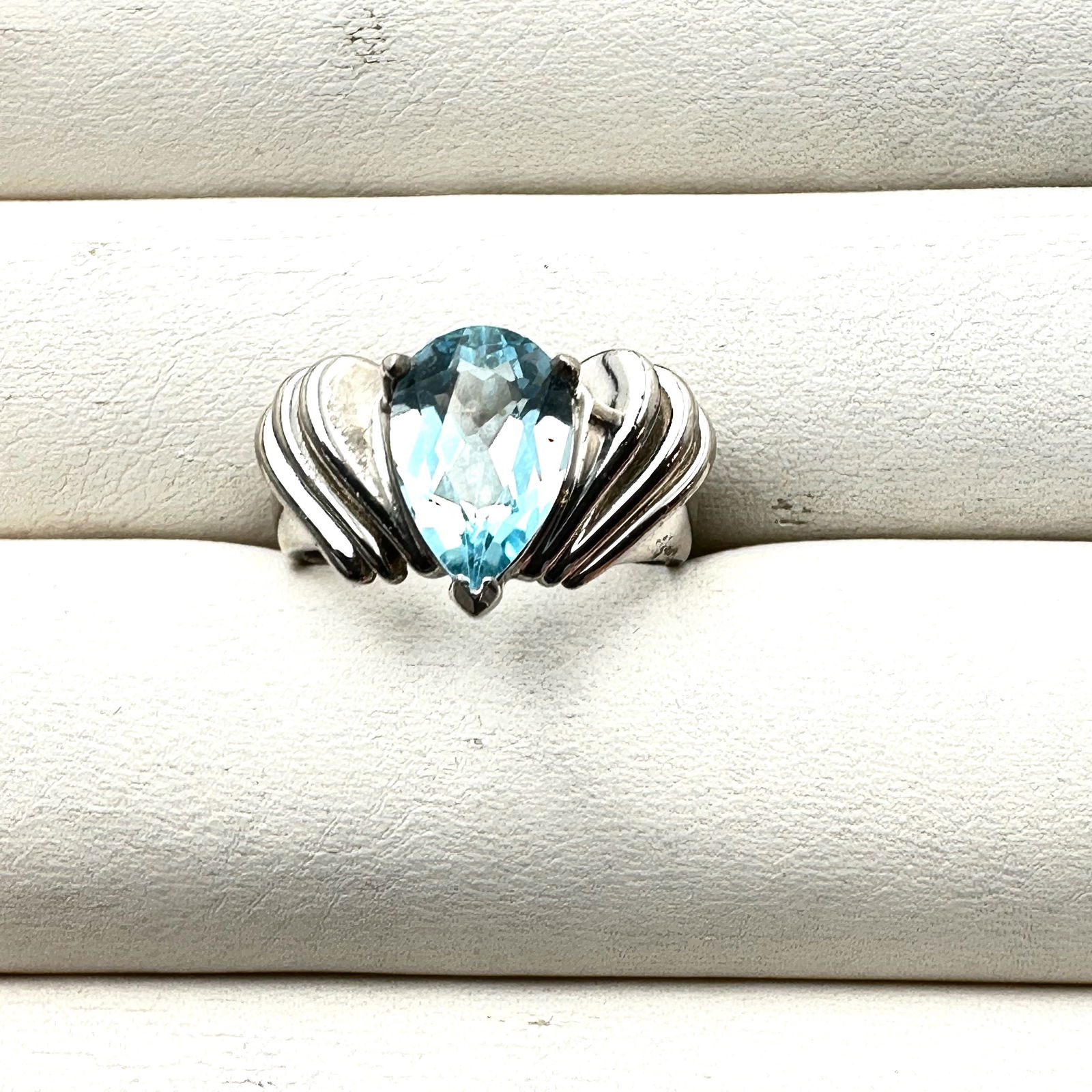 Blue Topaz Sterling Silver Ring Size 8 Weight 6.6 Grams: Blue Topaz Sterling Silver Ring Size 8 Weight 6.6 Grams