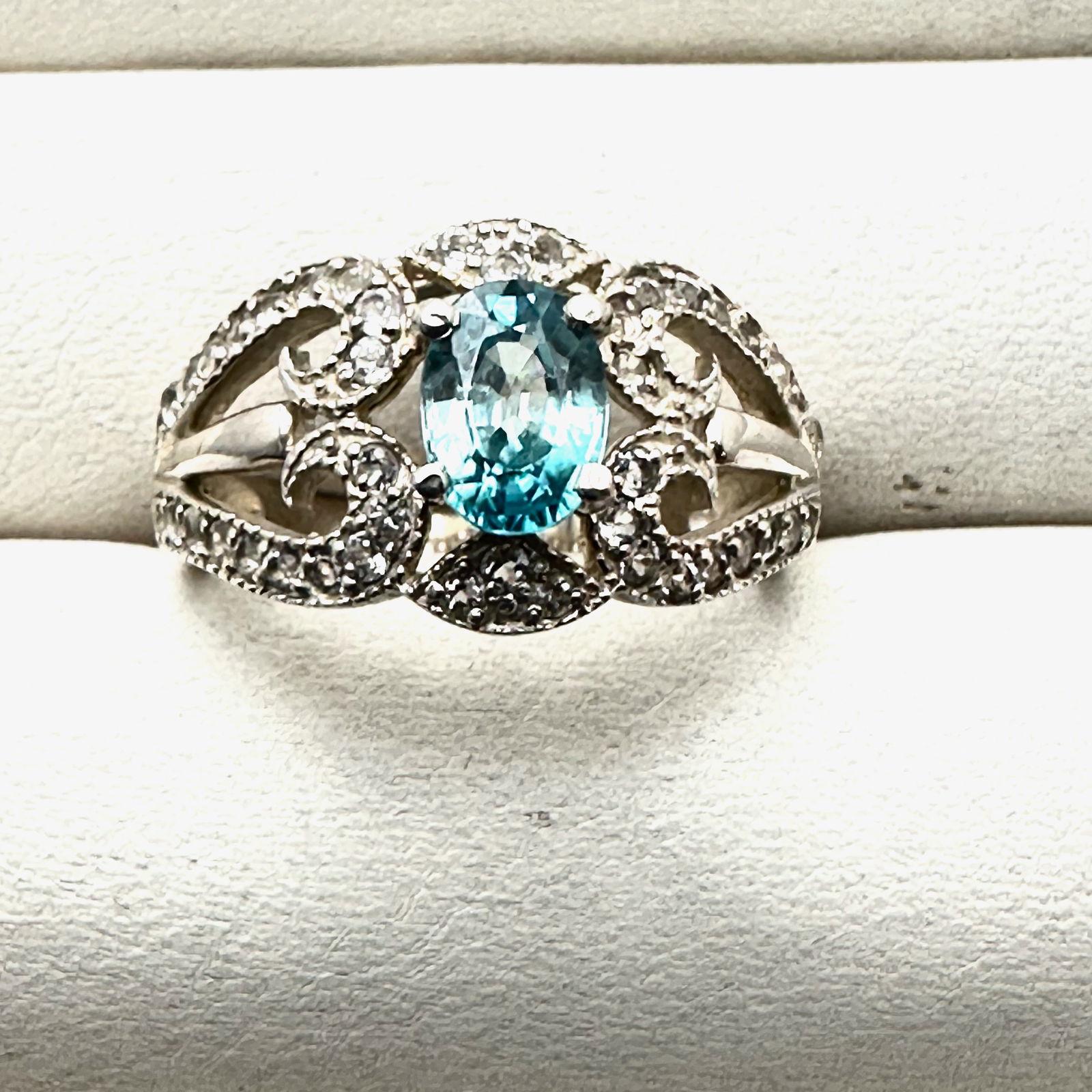 Blue Topaz Sterling Silver Ring Size 10 Weight 5.4 Grams: Blue Topaz Sterling Silver Ring Size 10 Weight 5.4 Grams