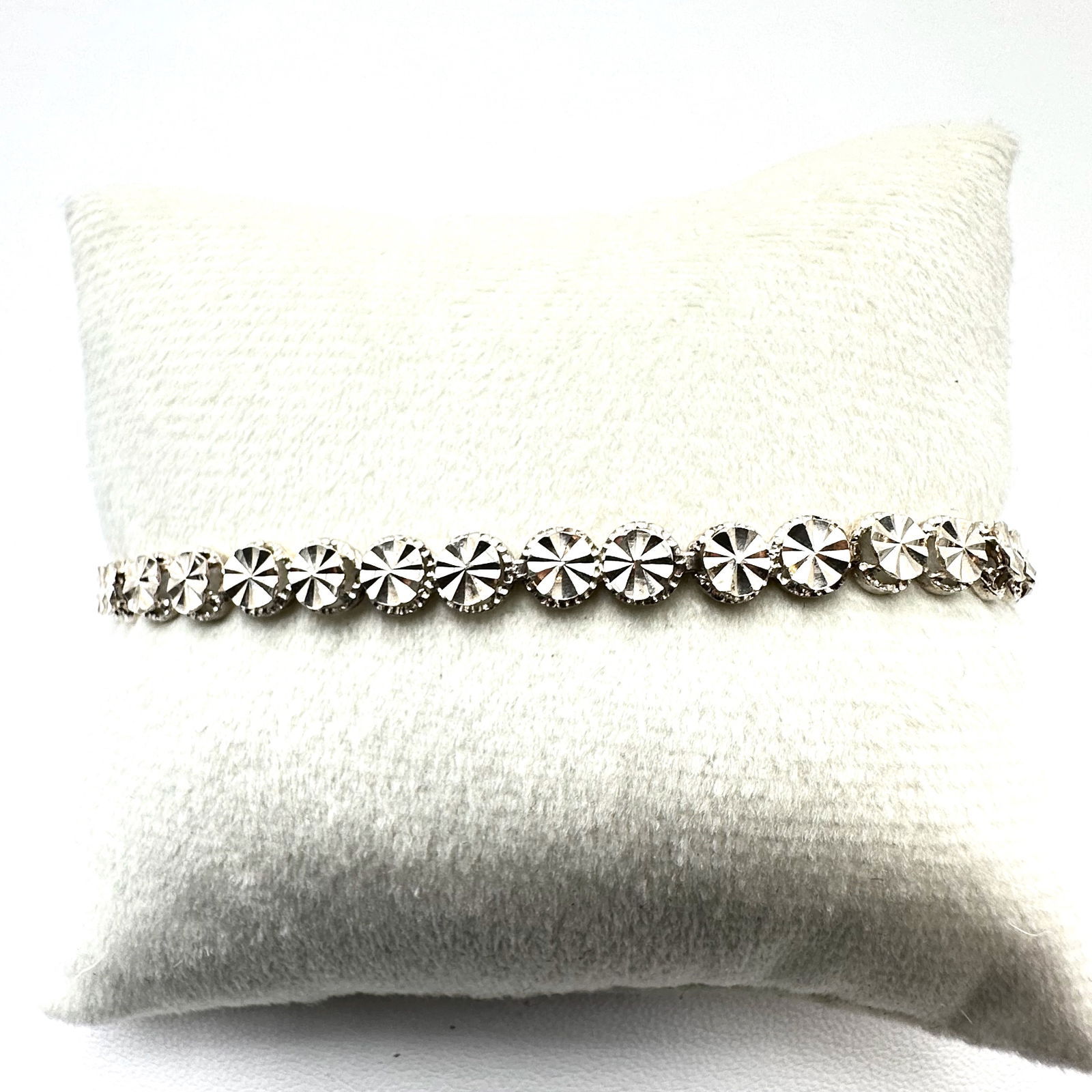 Sterling Silver Diamond Cut Design 7 Inch 5.3 Gram Bracelet: Sterling Silver Diamond Cut Design 7 Inch 5.3 Gram Bracelet