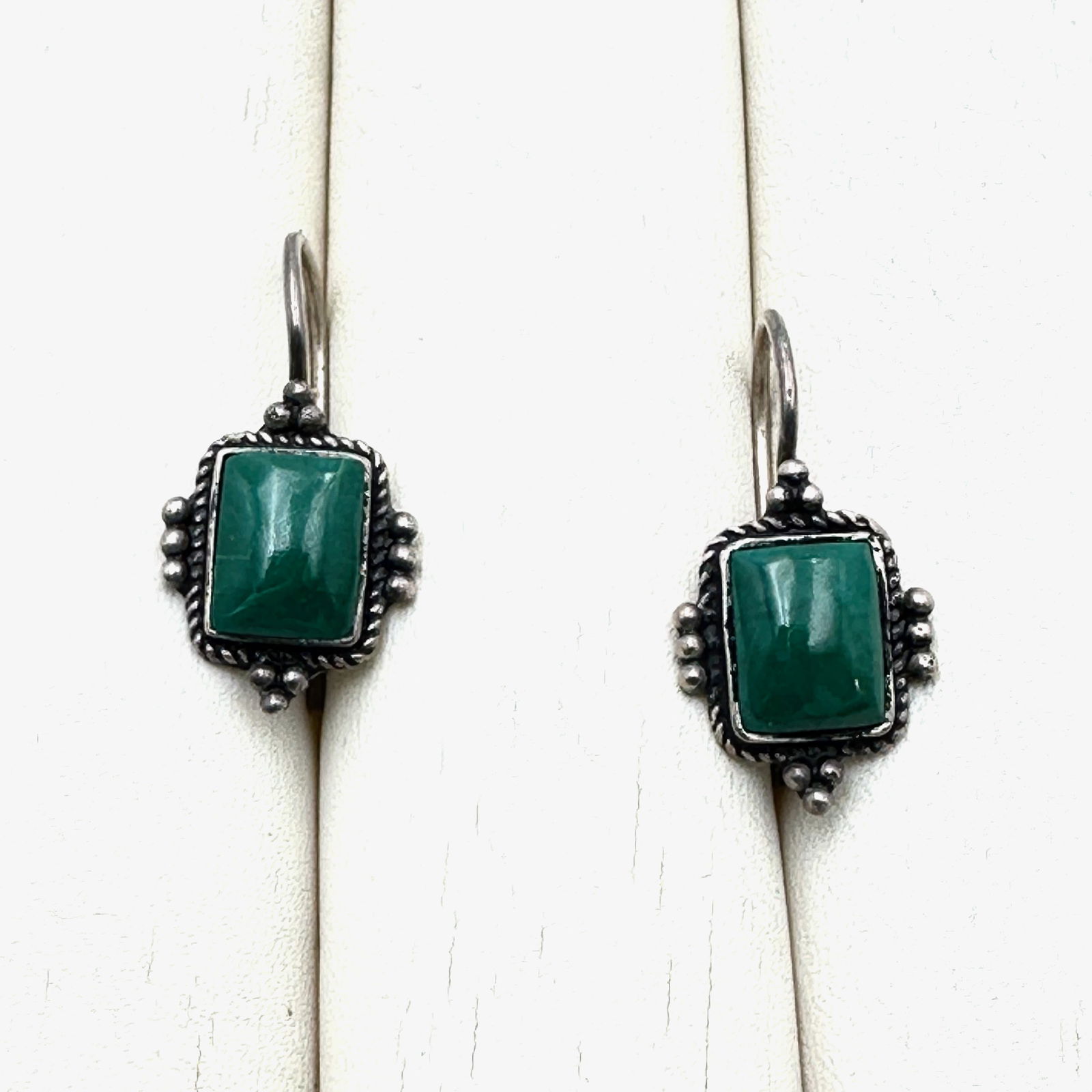 Vintage Peru Green Gemstone Sterling Silver Pierced Earrings 1 Inch: Vintage Peru Green Gemstone Sterling Silver Pierced Earrings 1 Inch