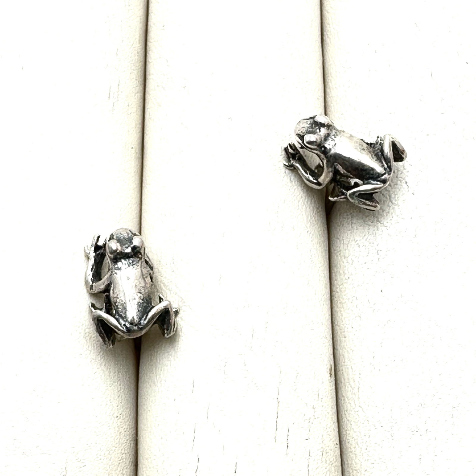 Frog Design Sterling Silver Pierced Earrings 1/2 Inch: Frog Design Sterling Silver Pierced Earrings 1/2 Inch