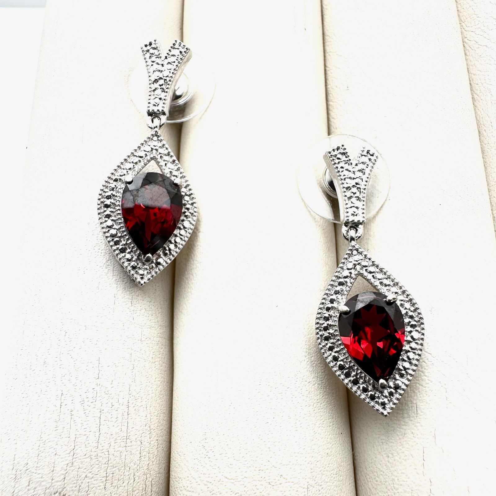 Garnet Red Gemstone Sterling Silver Pierced Earrings 1.25 Inch: Garnet Red Gemstone Sterling Silver Pierced Earrings 1.25 Inch