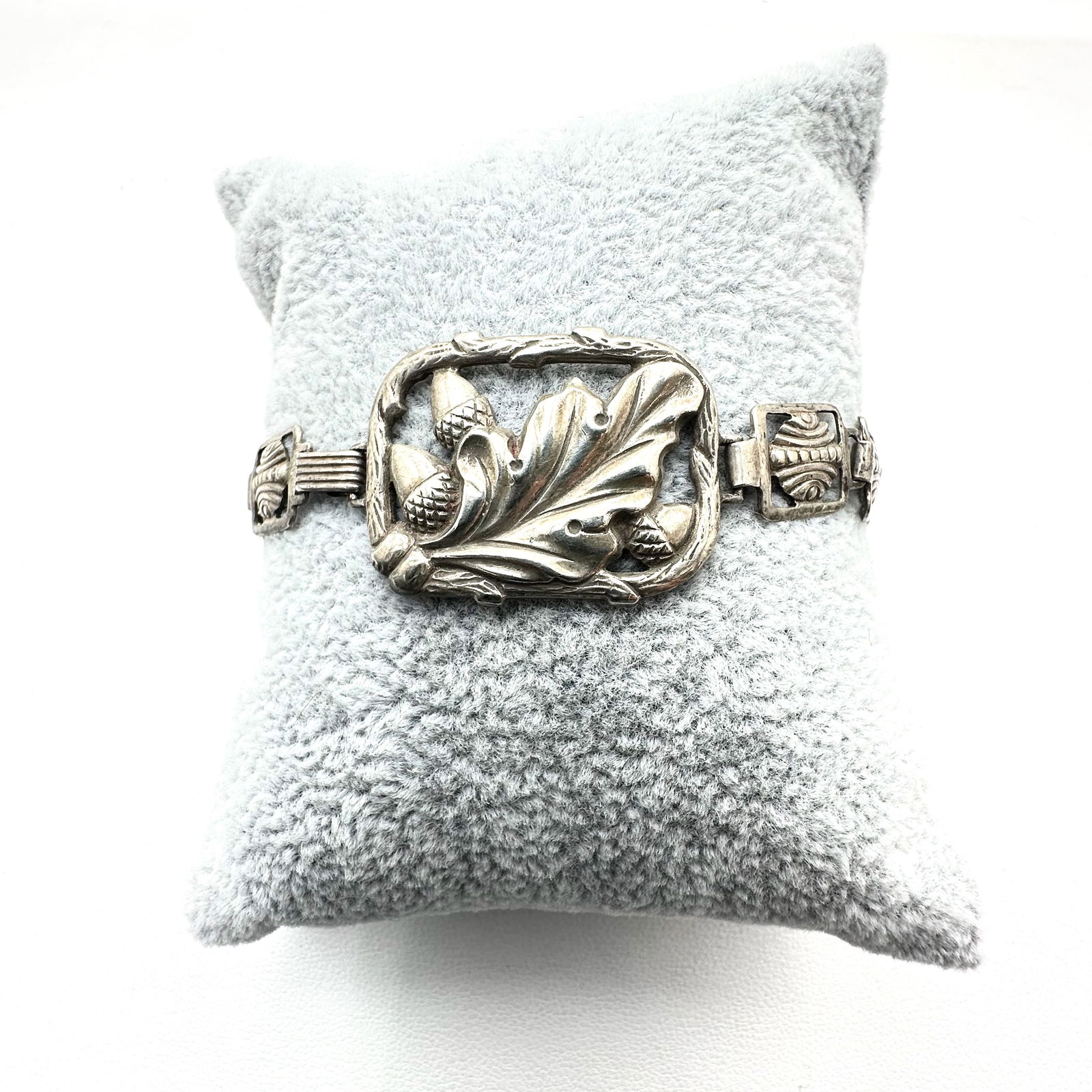 Vintage Sterling Silver Bracelet Acorn Leaf Design 6 3/4 Inch 12.6 Grams: Vintage Sterling Silver Bracelet Acorn Leaf Design 6 3/4 Inch 12.6 Grams