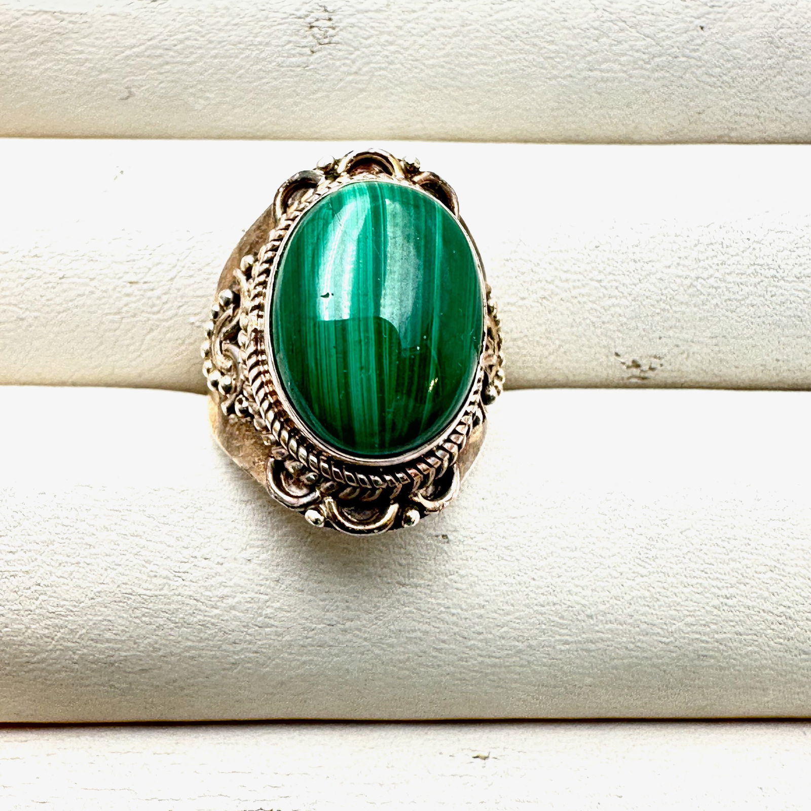 Green Malachite Sterling Silver Ring Size 7.5 Weight 8 Grams: Green Malachite Sterling Silver Ring Size 7.5 Weight 8 Grams