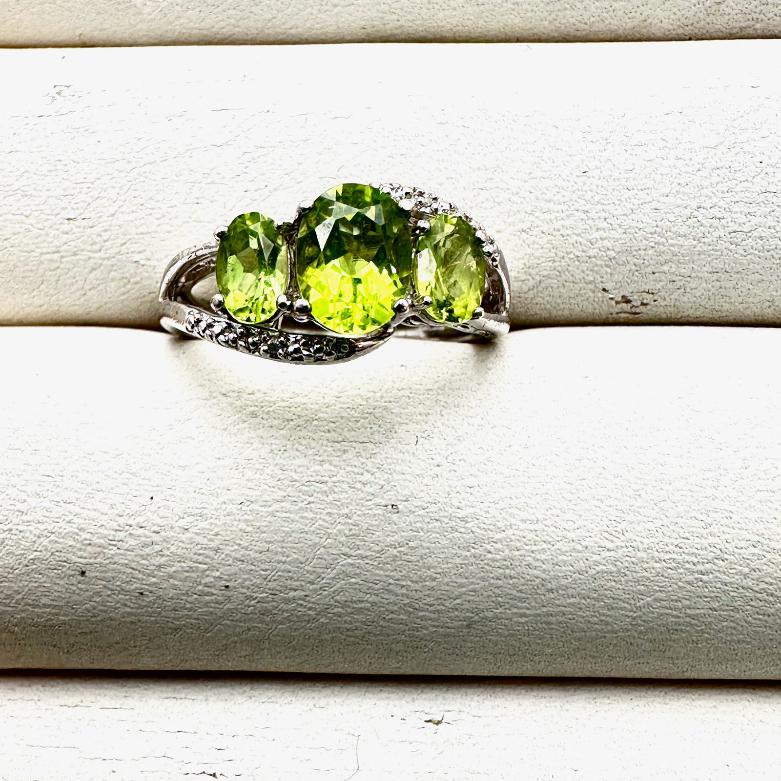 Green Peridot Gemstone Sterling Silver Ring Size 7 Weight 4.26: Green Peridot Gemstone Sterling Silver Ring Size 7 Weight 4.27