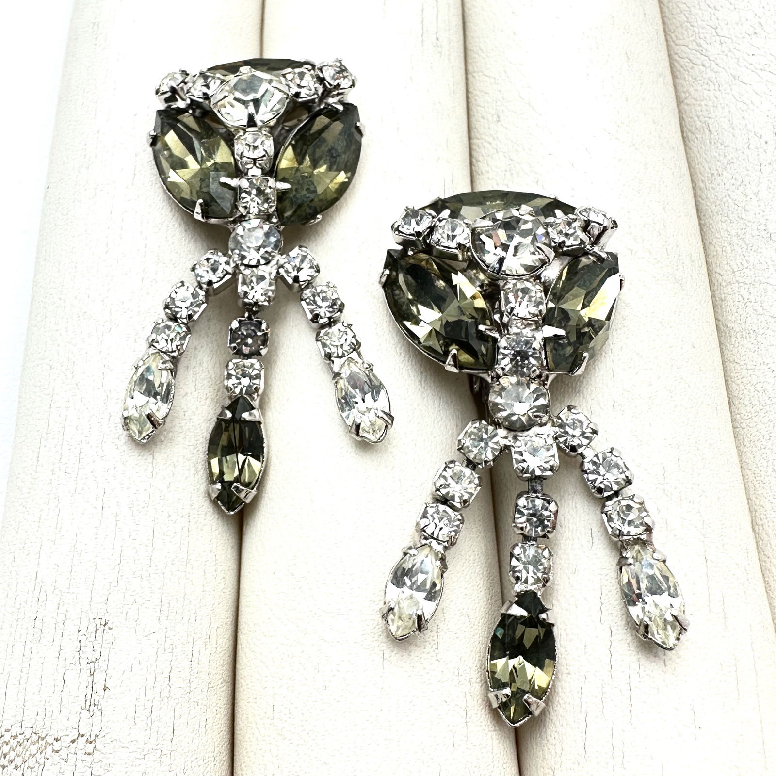 Vintage High End Grey and Clear Glass Rhinestone Silver tone Clip Earrings 1.5 Inch: Vintage High End Grey and Clear Glass Rhinestone Silver tone Clip Earrings 1.5 Inch