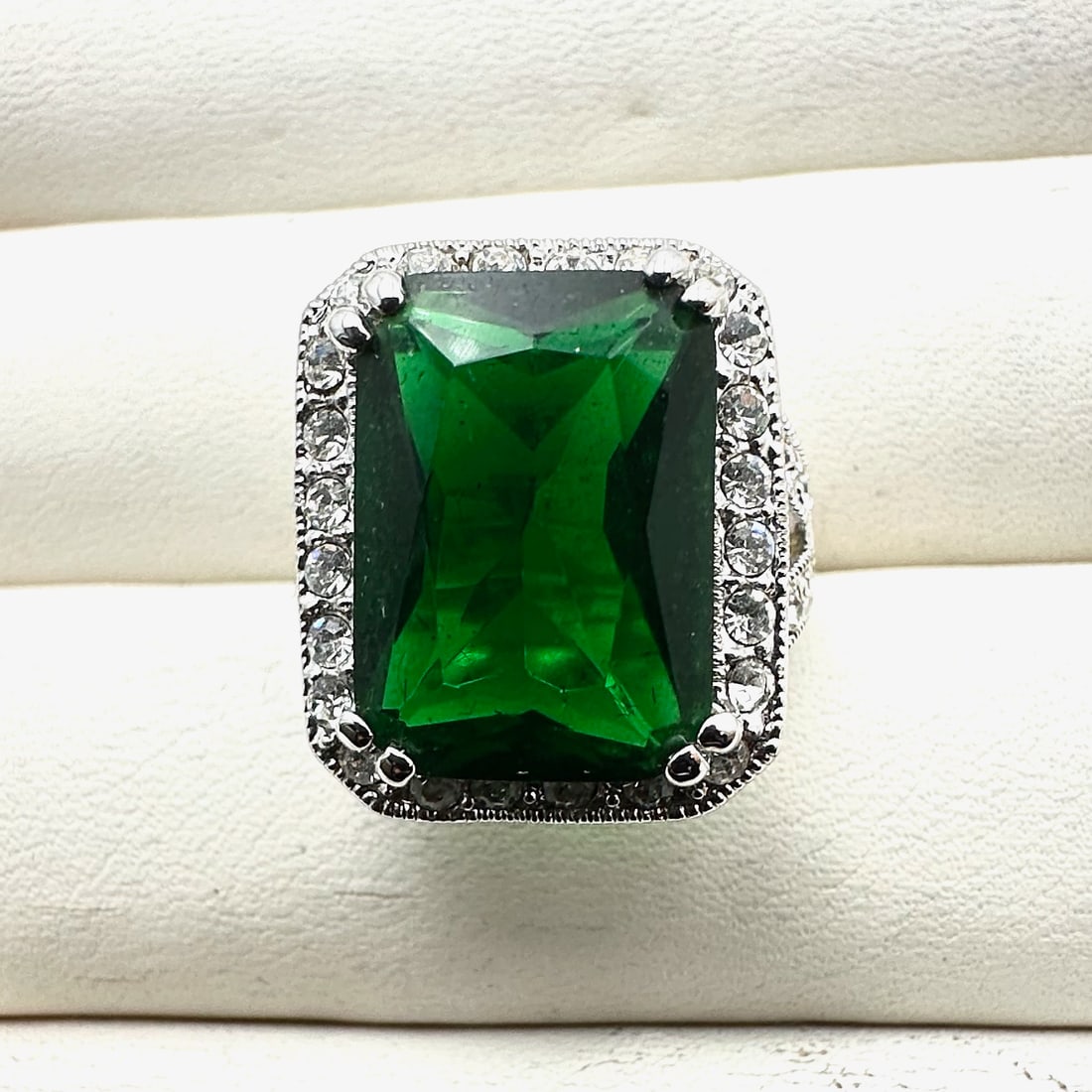 Vintage Joan Rivers Green Glass Stone Silver Tone Ring Size 7 Pristine Condition: Vintage Joan Rivers Green Glass Stone Silver Tone Ring Size 7 Pristine Condition