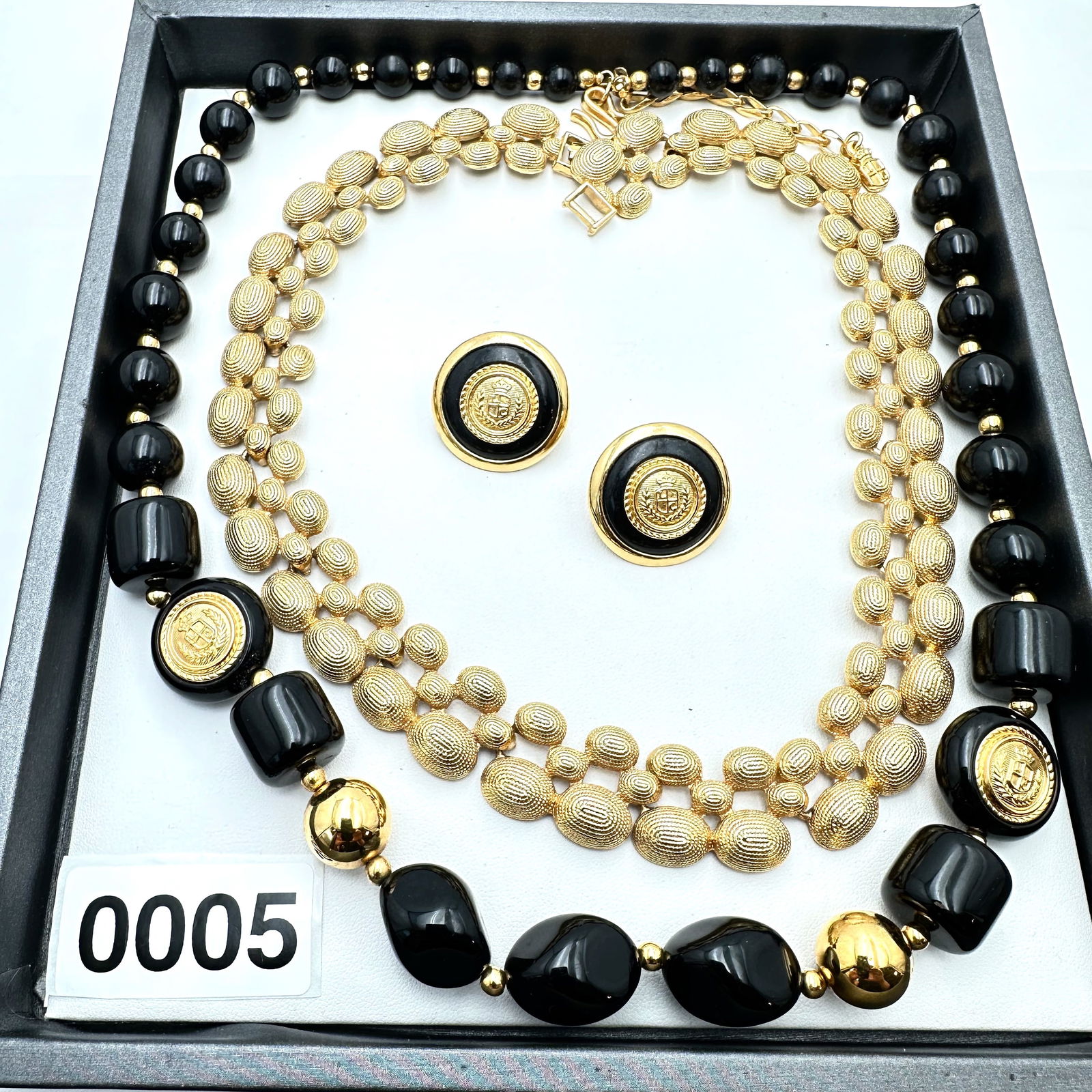 Jewelry Group Lot Vintage Liz Claiborne Black Gold Necklace Pierced Earrings Wide Heavy Gold Tone (1 of 2)