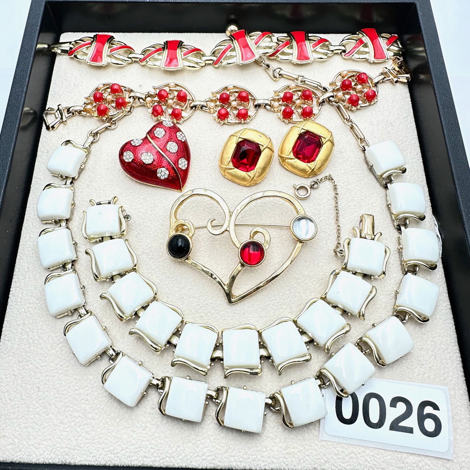 Jewelry Group Lot Vintage Red Thermoset and Enamel Bracelets Heart Brooches Pins White Thermoset: Jewelry Group Lot Vintage Red Thermoset and Enamel Bracelets Heart Brooches Pins White Thermoset Necklace Bracelet
