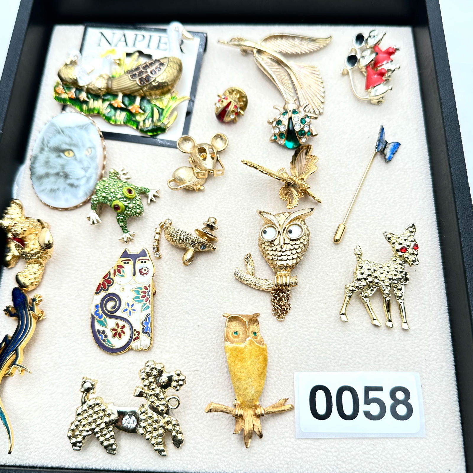 Jewelry Group Lot Vintage Figural Brooches Pins Cat Bug Poodle Mouse Duck Owl Frog (1 of 2)