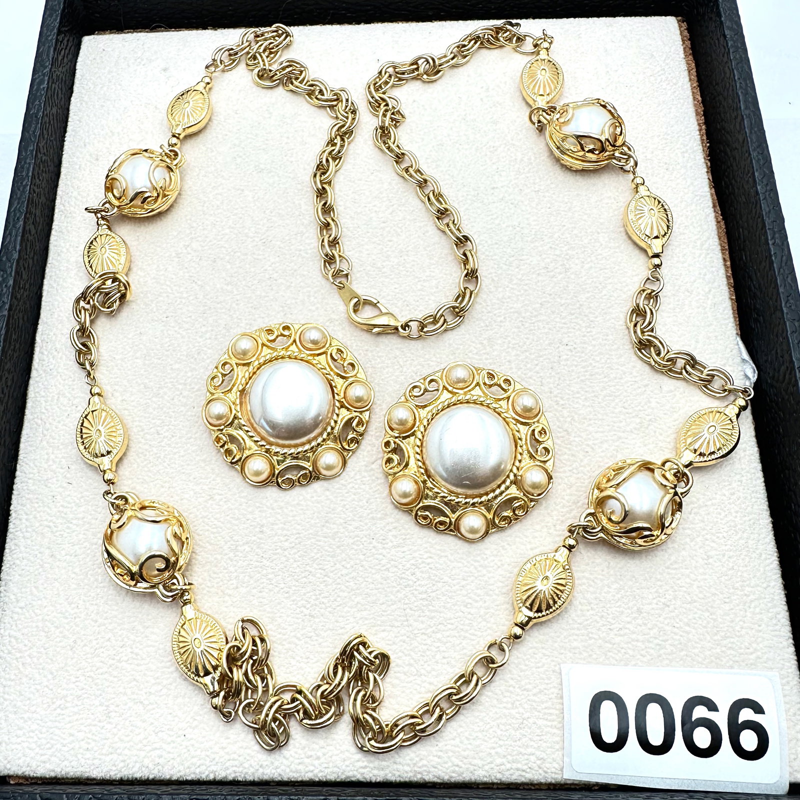 Jewelry Group Lot Vintage Glass Pearl Gold Tone Necklace Clip Earrings: Jewelry Group Lot Vintage Glass Pearl Gold Tone Necklace Clip Earrings