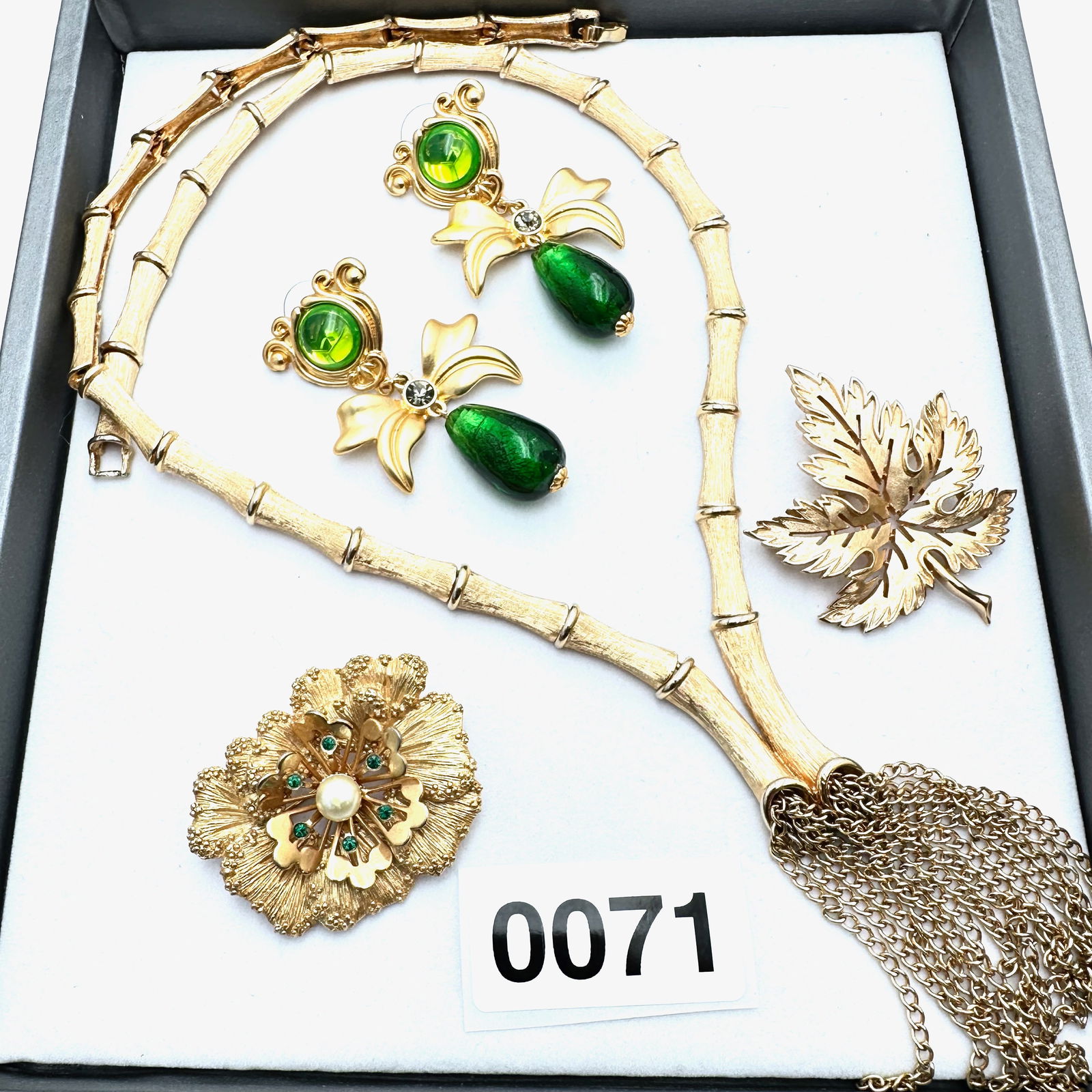 Jewelry Group Lot Vintage Trifari Brooch Sarah Coventry Pin Gold Tone Statement Necklace Pierced: Jewelry Group Lot Vintage Trifari Brooch Sarah Coventry Pin Gold Tone Statement Necklace Pierced Earrings