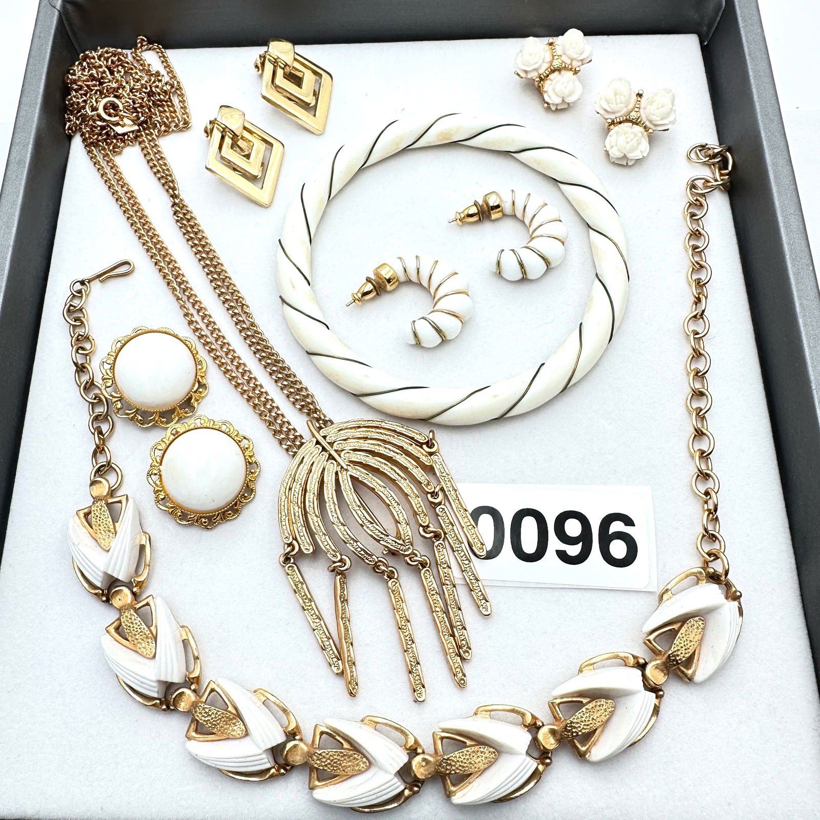 Jewelry Group Lot Vintage Gold & White Jewelry Items Lisner Sarah Coventry and More (1 of 2)