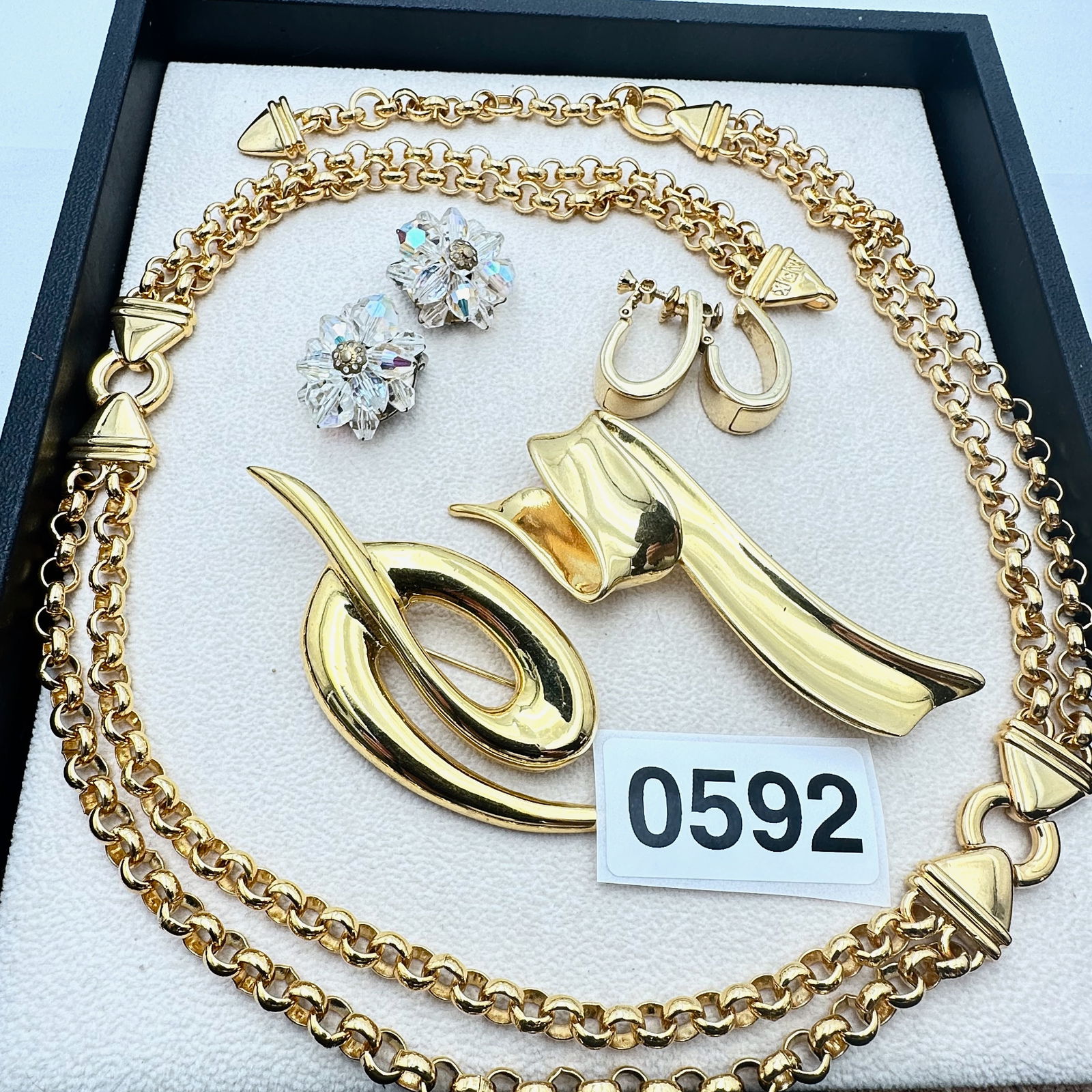 Vintage Jewelry Group Lot Vintage Liz Claiborne Gold Tone Necklace Coordinating Brooches Earrings: Vintage Jewelry Group Lot Vintage Liz Claiborne Gold Tone Necklace Coordinating Brooches Earrings