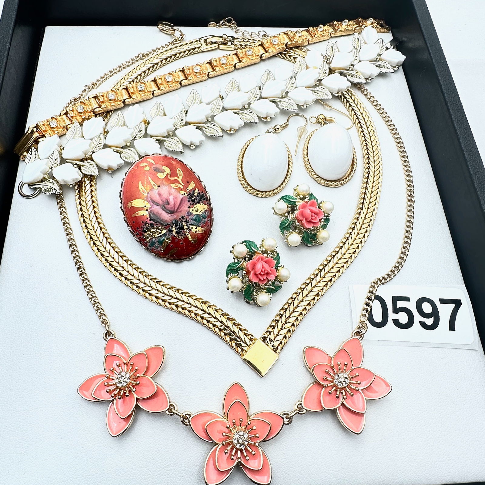 Vintage Jewelry Group Lot Vintage Thermoset Bracelet Earrings Brooch Necklaces: Vintage Jewelry Group Lot Vintage Thermoset Bracelet Earrings Brooch Necklaces