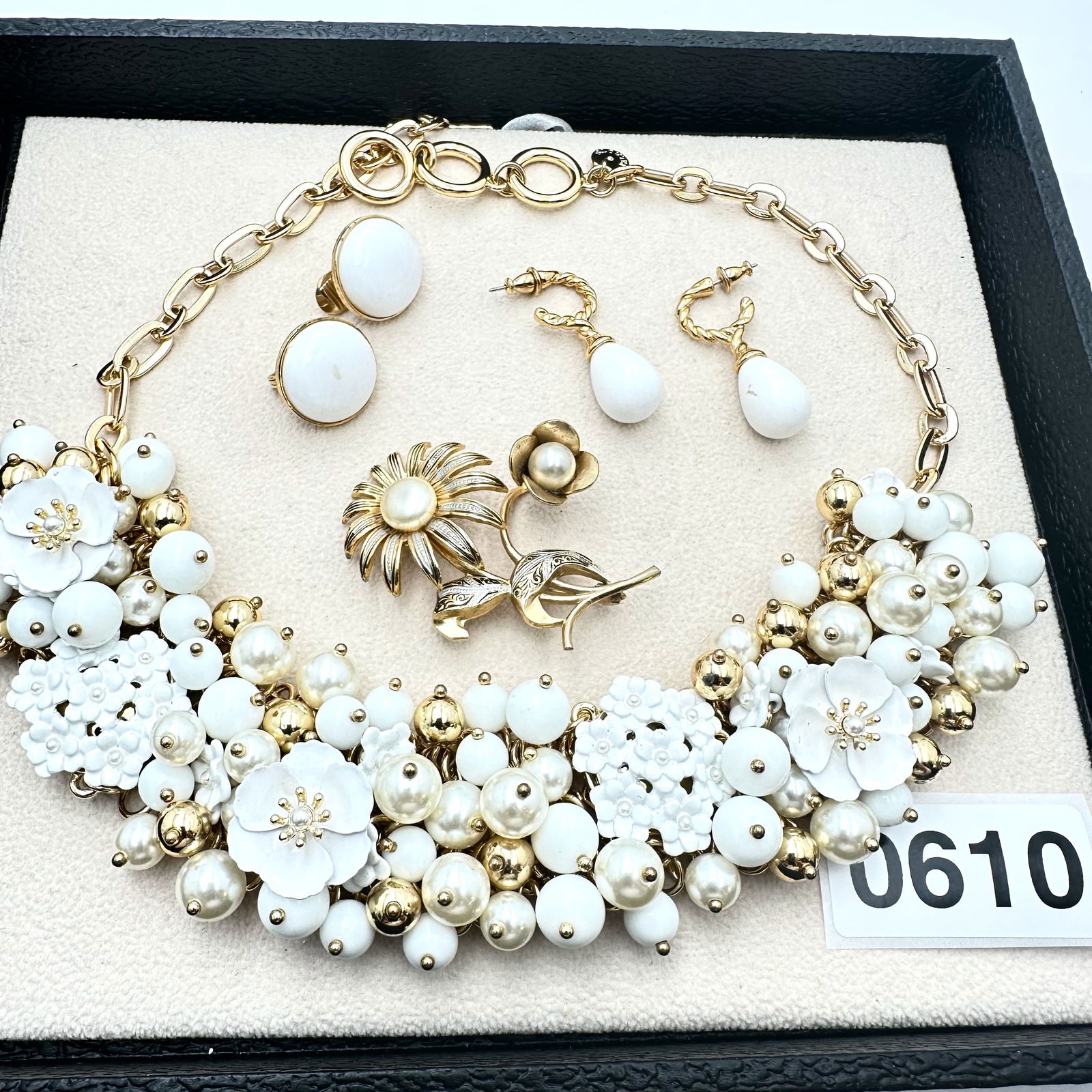 Vintage Jewelry Group Lot White Enamel Flower Statement Necklace Coordinating Earrings Damascene (1 of 2)