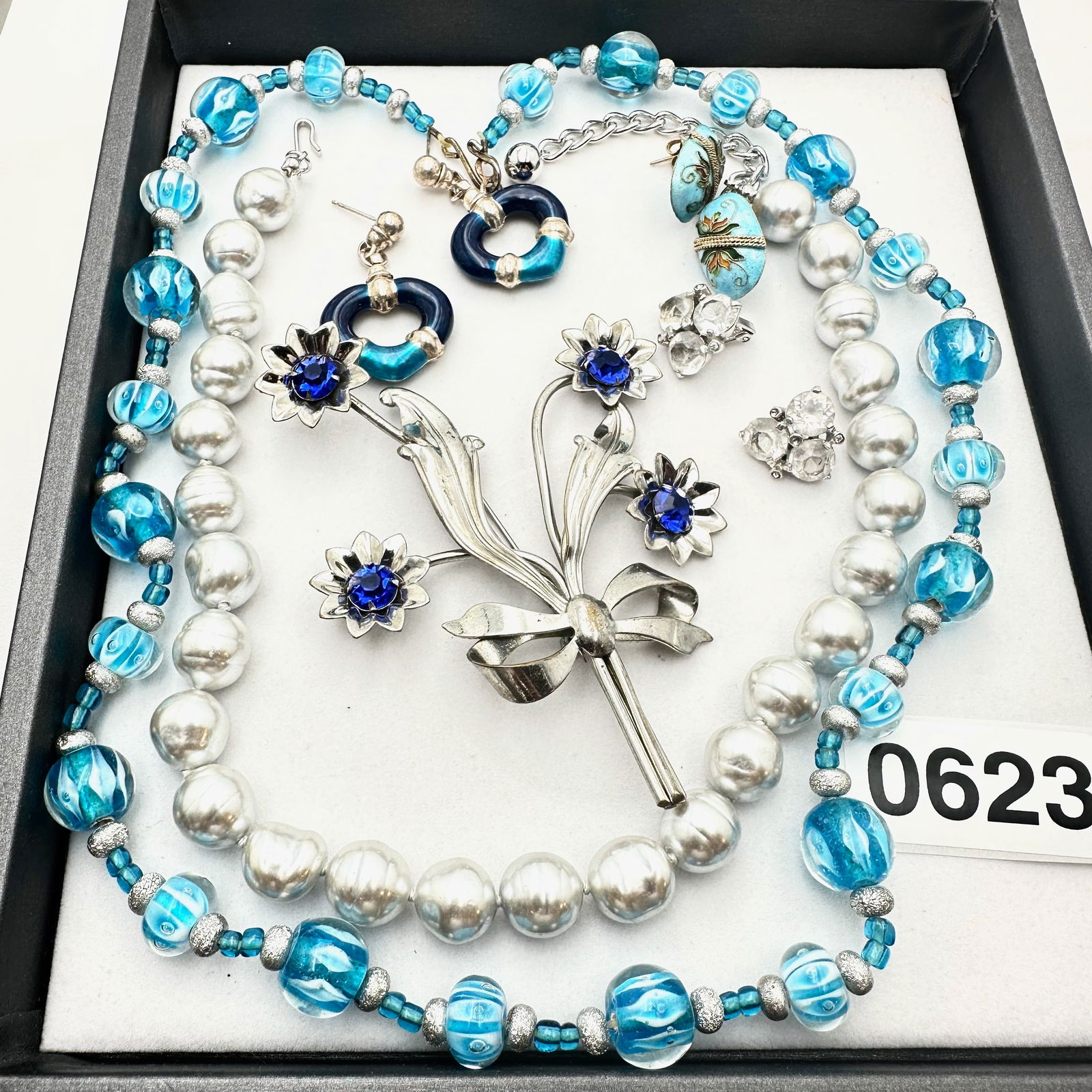 Vintage Jewelry Group Lot Vintage Blue Art Glass Necklace Flower Brooch Enamel Rhinestone Earrings (1 of 2)