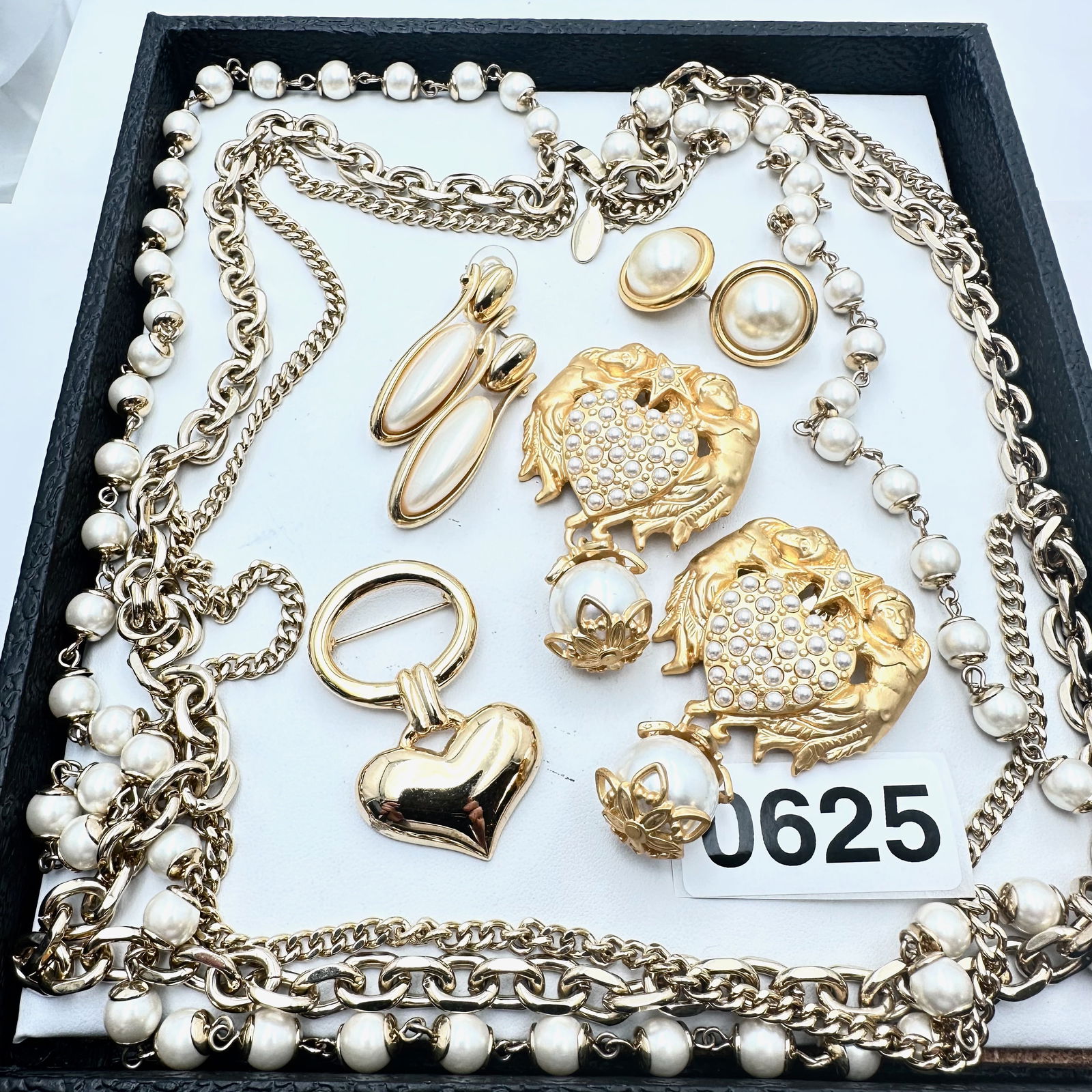 Vintage Jewelry Group Lot Gold Tone And Faux Pearl Necklace Earrings And Brooch: Vintage Jewelry Group Lot Gold Tone And Faux Pearl Necklace Earrings And Brooch