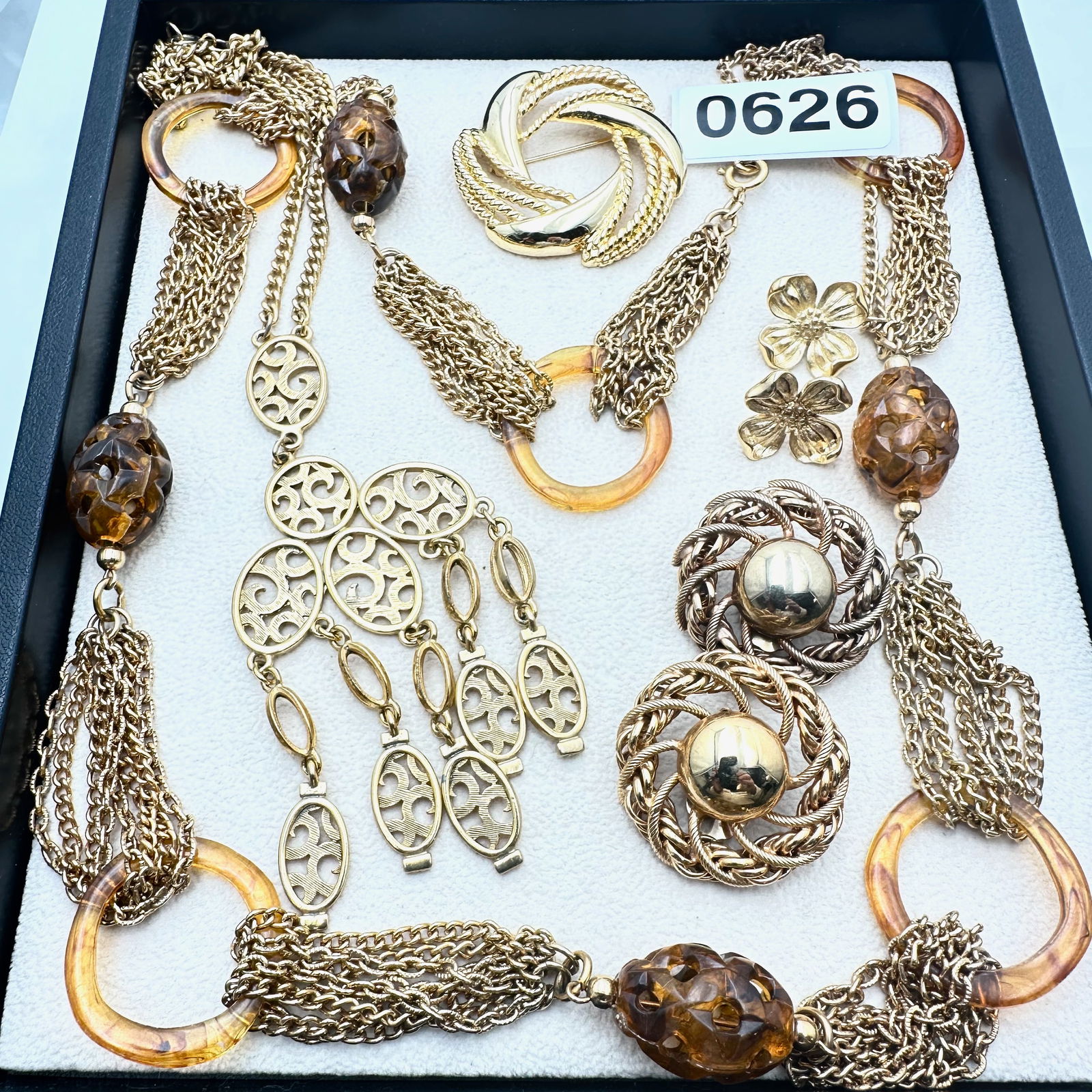 Vintage Jewelry Group Lot Vintage Gold tone Faux Amber Lucite Necklace Clip Earrings Brooch: Vintage Jewelry Group Lot Vintage Gold tone Faux Amber Lucite Necklace Clip Earrings Brooch