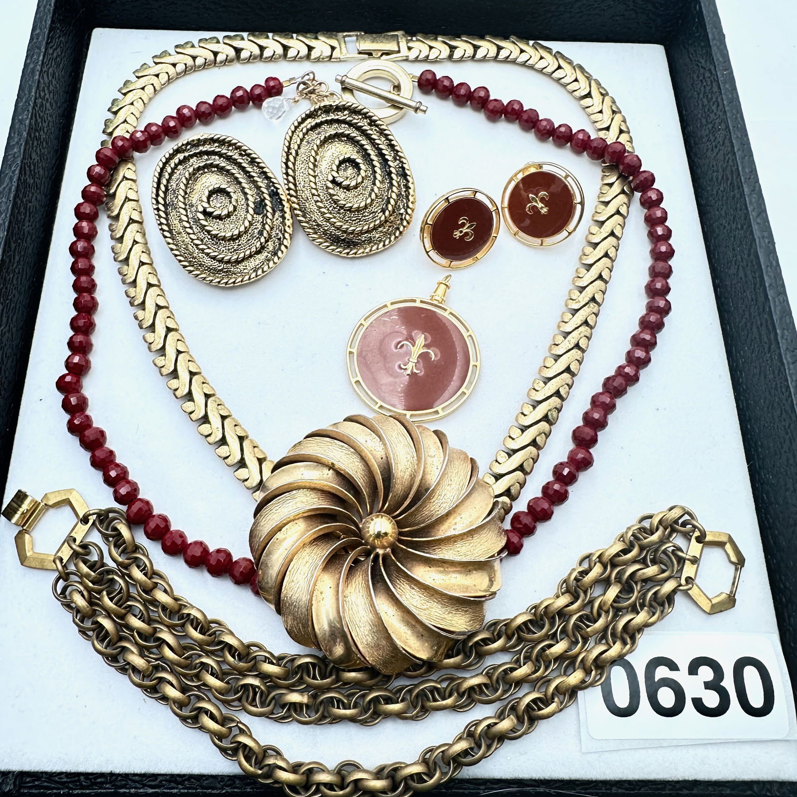 Vintage Jewelry Group Lot Amber Colored Glass Bead Necklace Enamel Pendant Earrings Gold Tone (1 of 2)