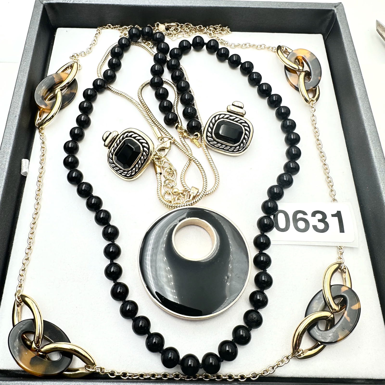 Vintage Jewelry Group Lot Black And Gold Tone Necklaces Clip Earrings: Vintage Jewelry Group Lot Black And Gold Tone Necklaces Clip Earrings