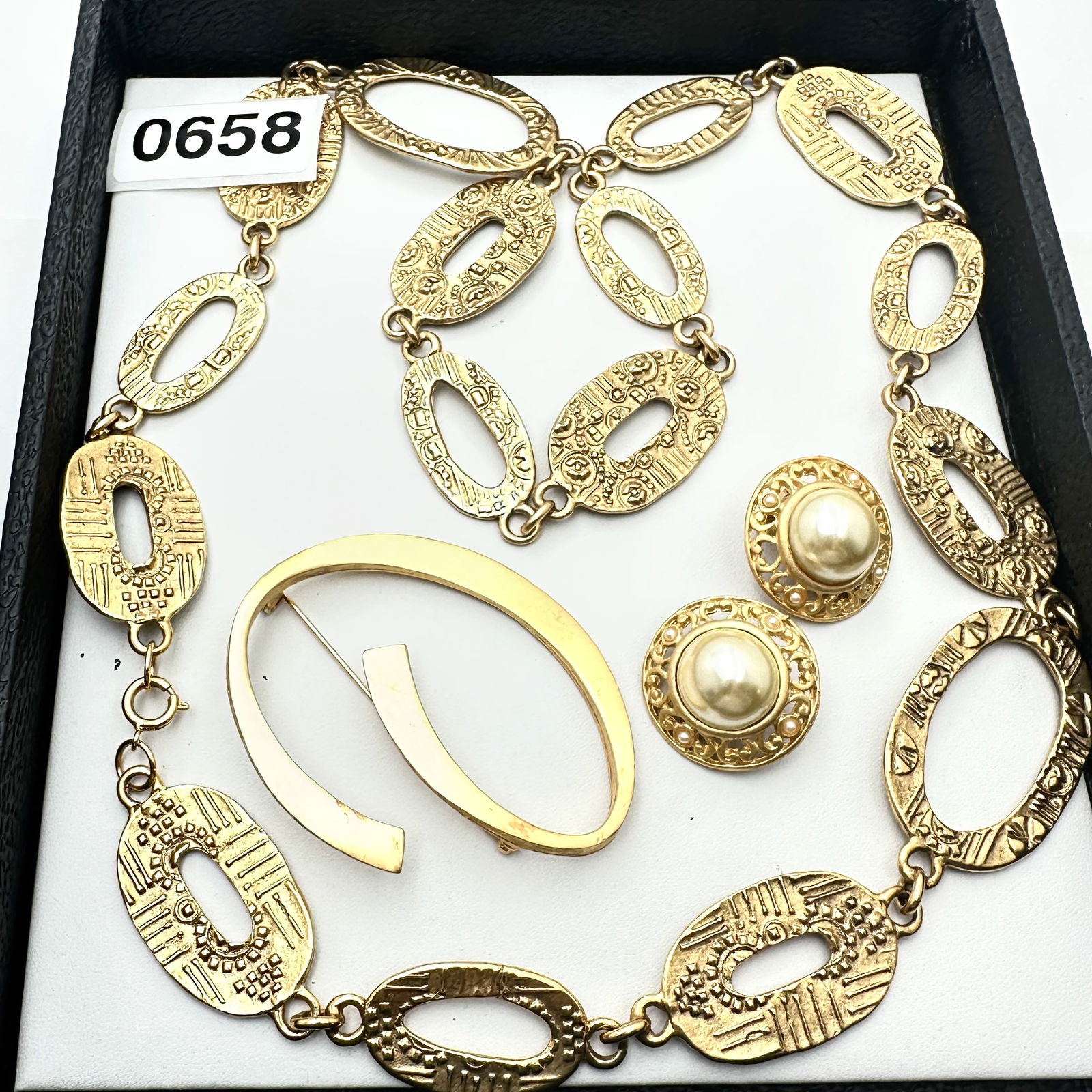 Vintage Jewelry Group Lot Vintage 1980s Era Matte Gold Tone Necklace Clip Earrings and Brooch: Vintage Jewelry Group Lot Vintage 1980s Era Matte Gold Tone Necklace Clip Earrings and Brooch