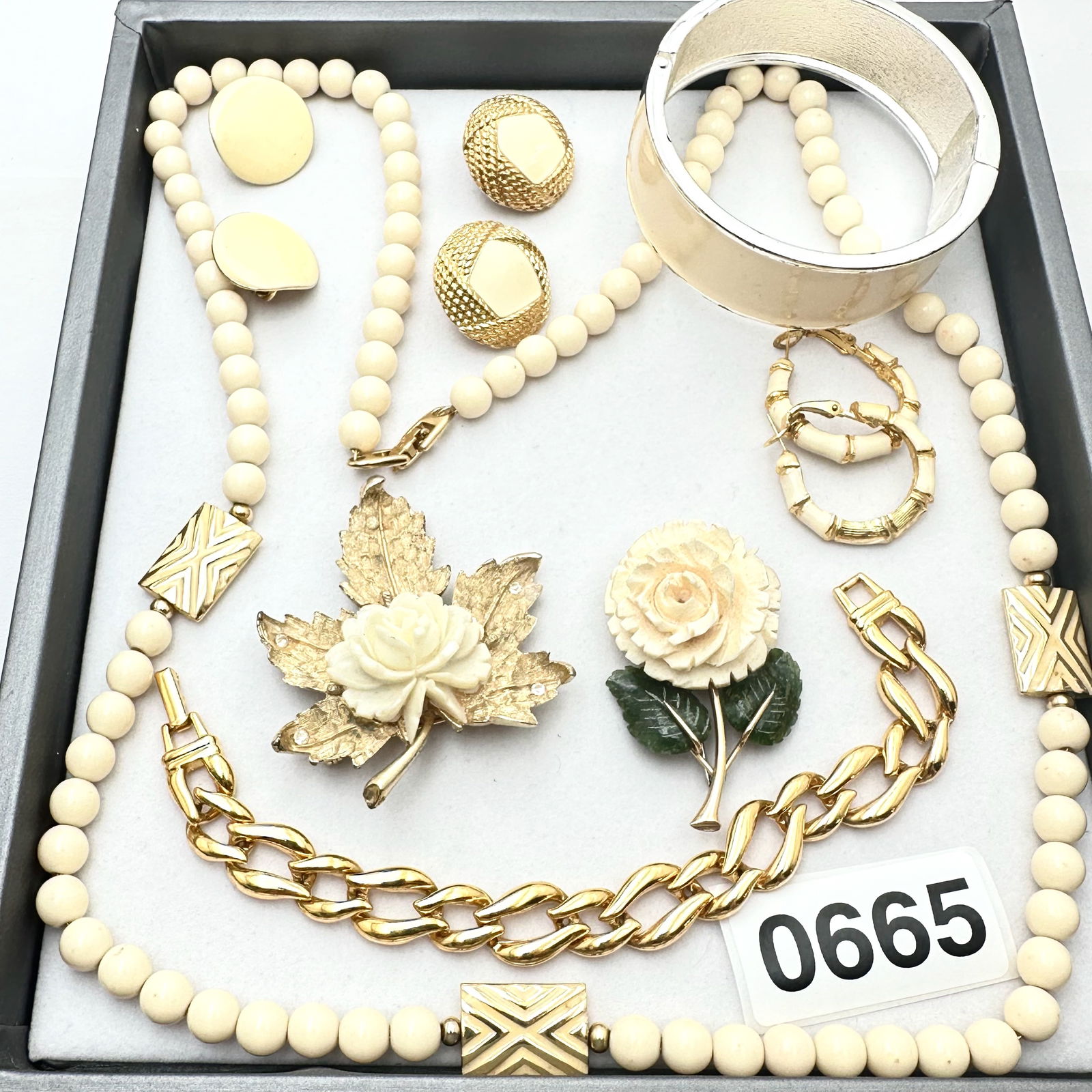 Vintage Jewelry Group Lot Off White Cream Necklace Bracelet Earrings and Brooches: Vintage Jewelry Group Lot Off White Cream Necklace Bracelet Earrings and Brooches