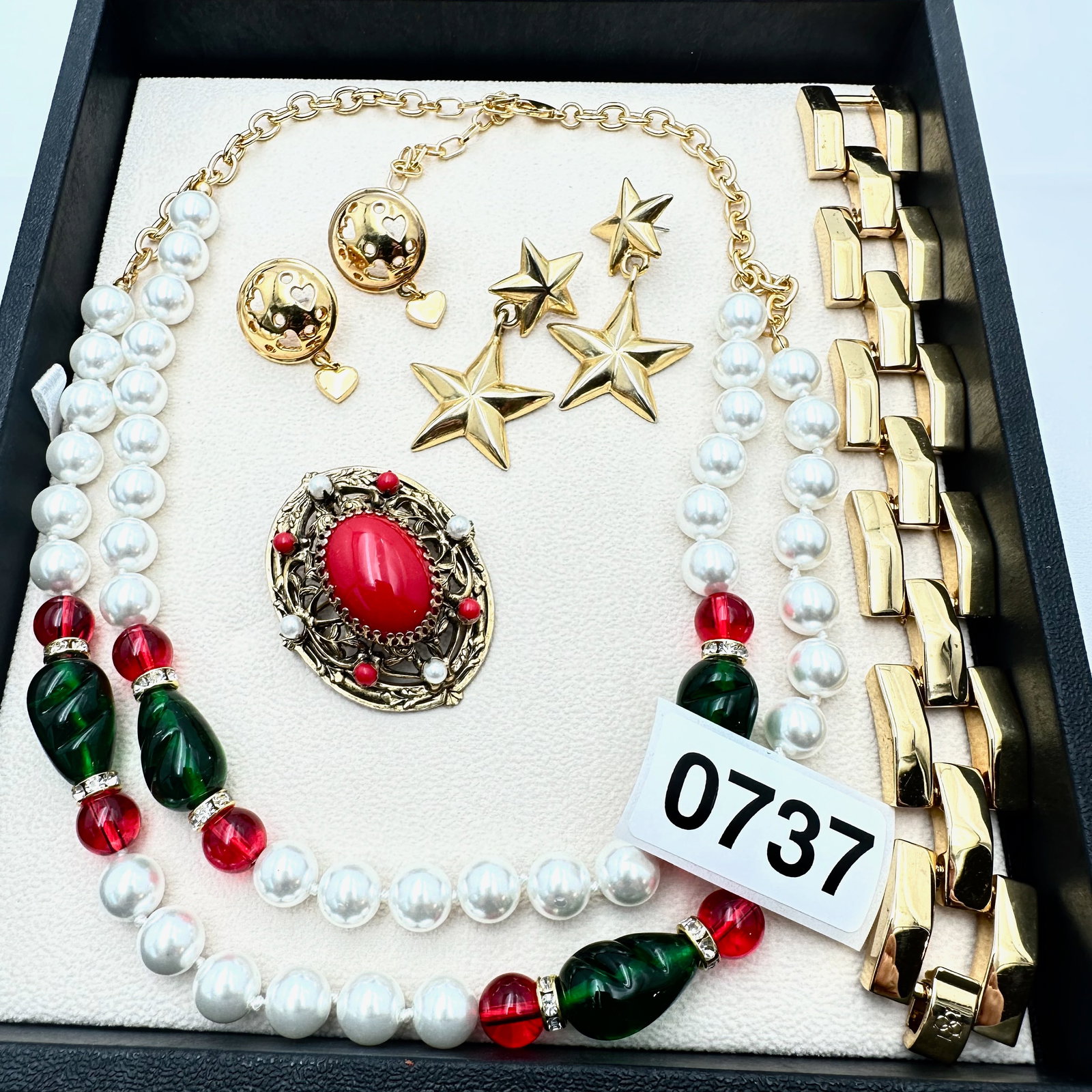 Vintage Jewelry Group Lot Red Green Glass Faux Pearl Necklace Wide Gold Tone Bracelet Brooch and: Vintage Jewelry Group Lot Red Green Glass Faux Pearl Necklace Wide Gold Tone Bracelet Brooch and Earrings
