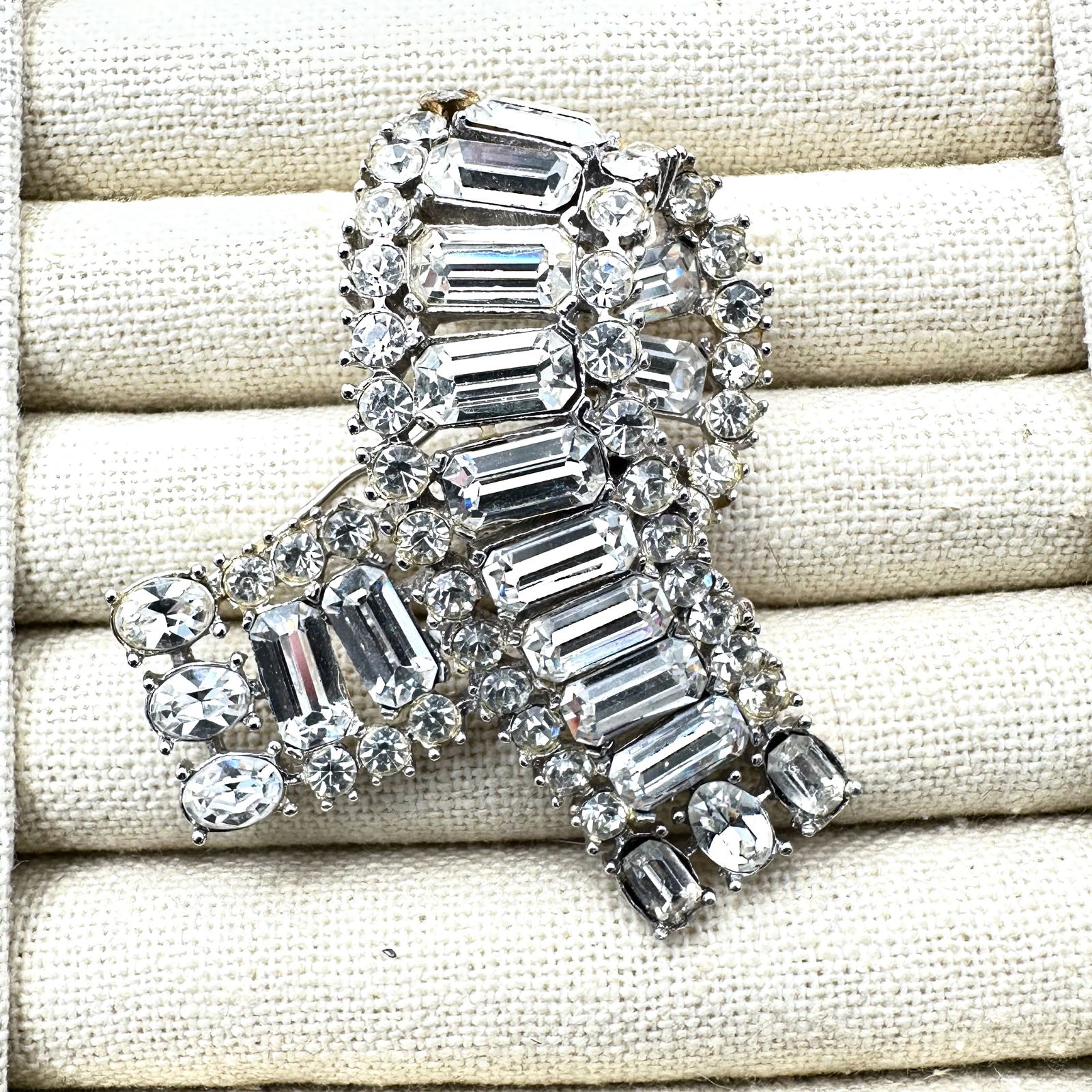 Vintage High End Unsigned Clear Glass Rhinestone Silver Tone Brooch Pin 2 Inch (1 of 2)