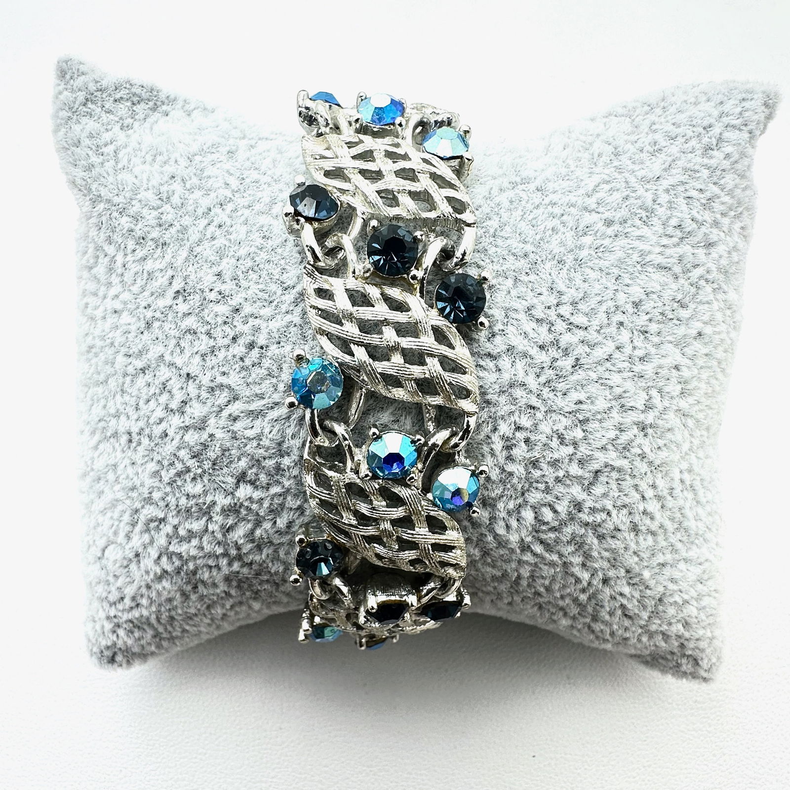 Vintage Lisner Blue Glass Rhinestone Silver Tone 7 Inch Bracelet: Vintage Lisner Blue Glass Rhinestone Silver Tone 7 Inch Bracelet