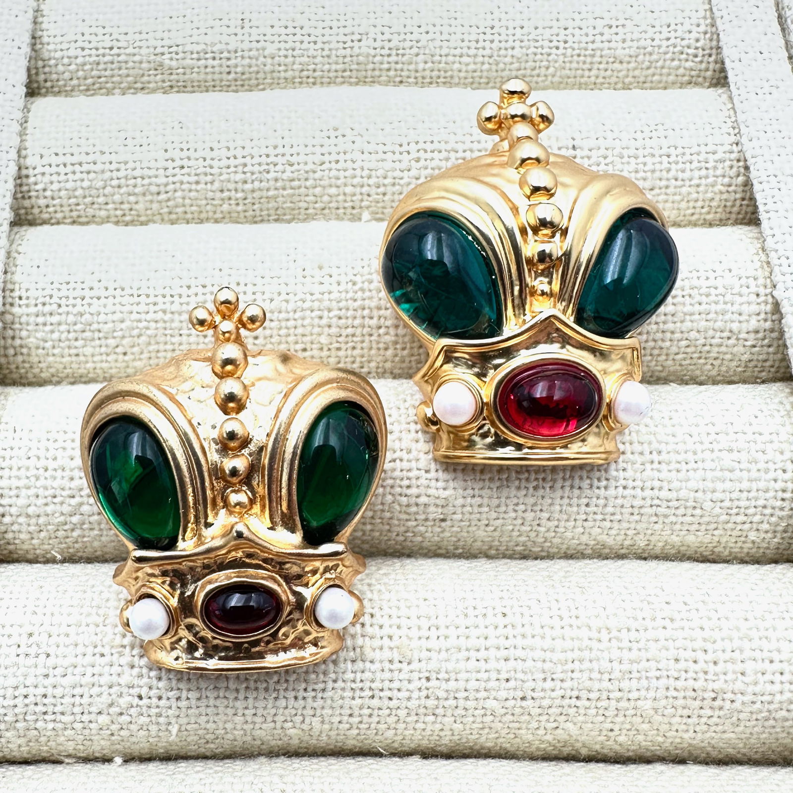 Green Red Glass Cabochon Faux Pearl Matte Gold Tone Crown Clip Earrings 1.25 Inch: Green Red Glass Cabochon Faux Pearl Matte Gold Tone Crown Clip Earrings 1.25 Inch