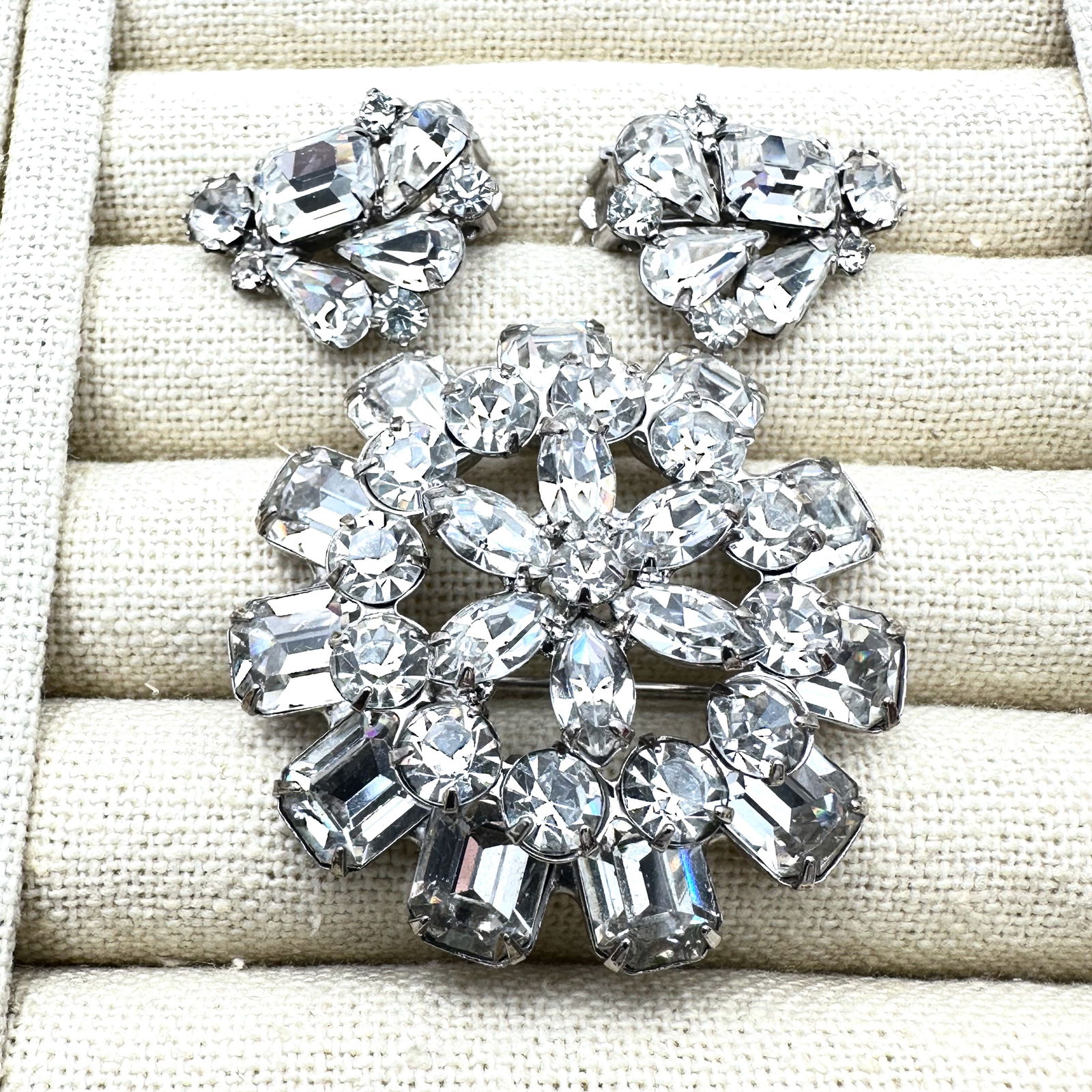 Vintage Weiss Clear Glass Rhinestone Silver Tone Brooch Pin 2.5 Inch And Clip Earrings Set (1 of 2)