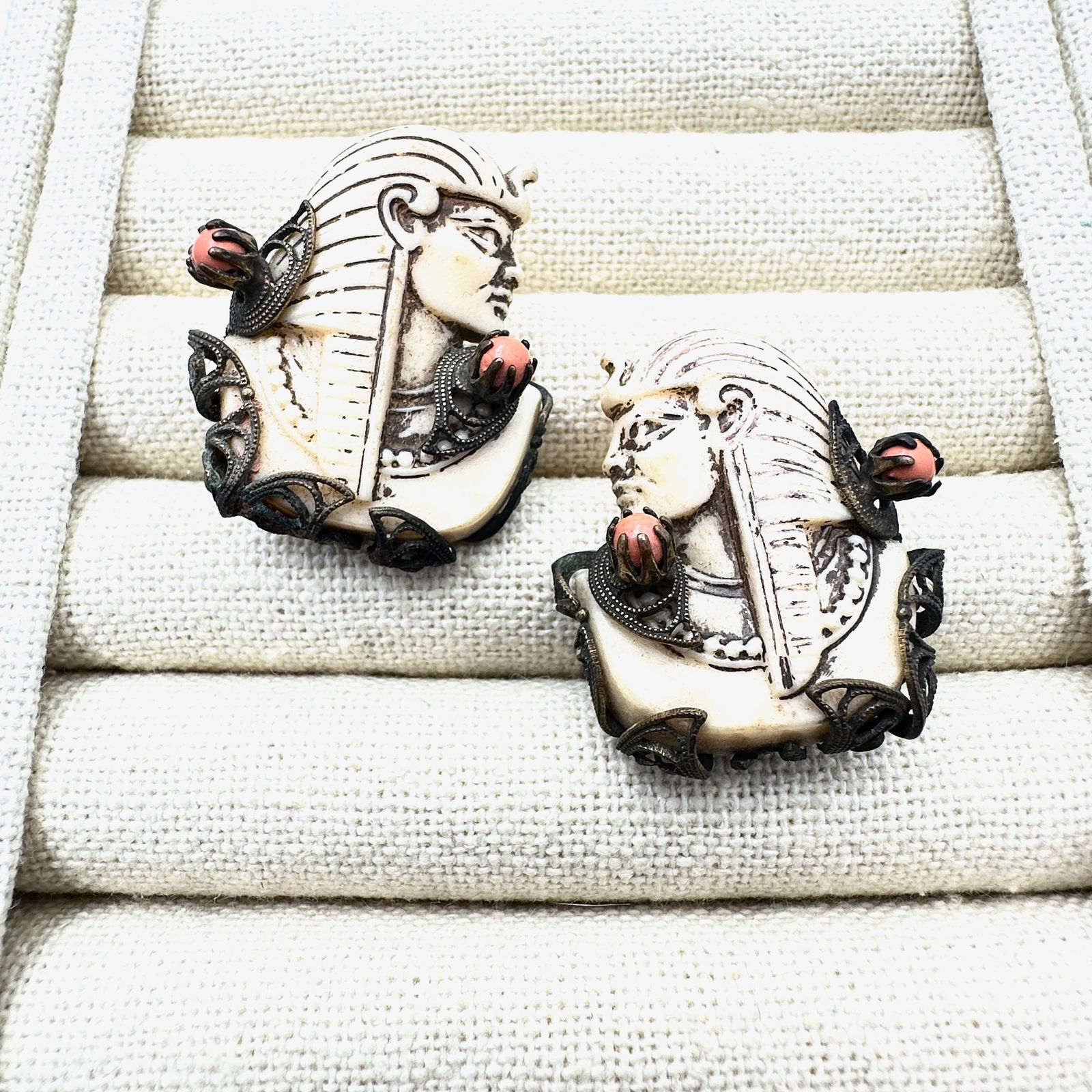 Vintage Selro Selini Egyptian Pharaoh Lucite Gold Tone Clip Earrings 1.25 Inch: Vintage Selro Selini Egyptian Pharaoh Lucite Gold Tone Clip Earrings 1.25 Inch