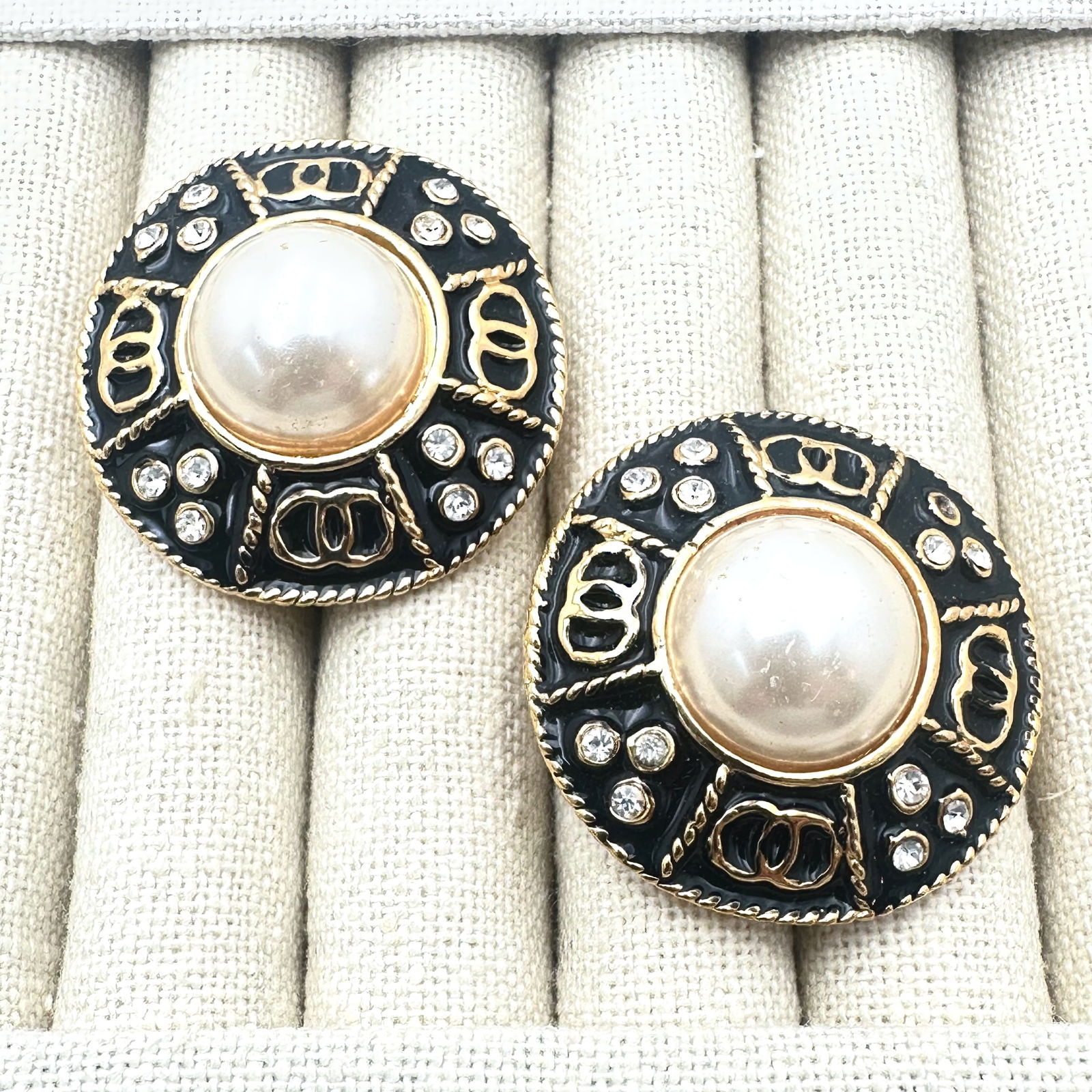 Vintage 1980s Navy Blue Era Enamel Faux Pearl Gold Tone Clip Earrings: Vintage 1980s Navy Blue Era Enamel Faux Pearl Gold Tone Clip Earrings