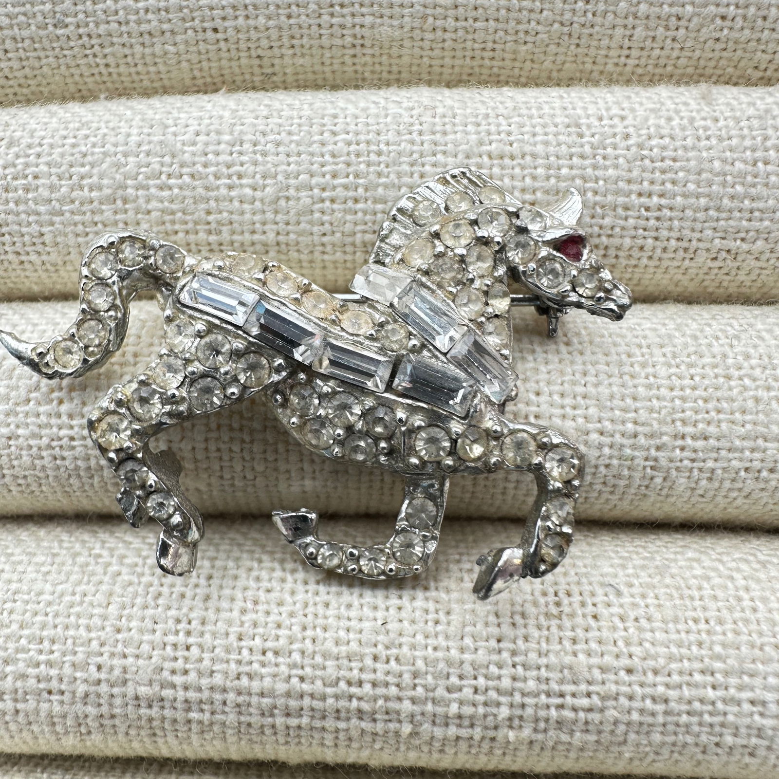 Vintage 1940s Era Clear Rhinestone Silver Tone Pot Metal Horse Brooch Pin 1.75 Inch: Vintage 1940s Era Clear Rhinestone Silver Tone Pot Metal Horse Brooch Pin 1.75 Inch